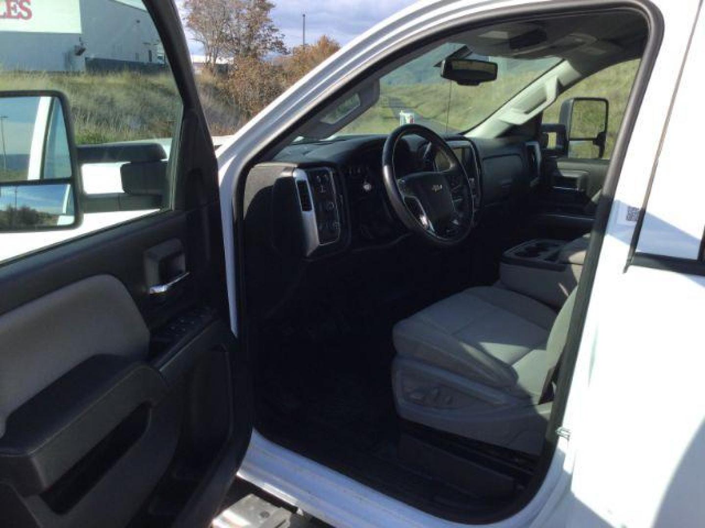 2017 Summit White /Jet Black, cloth Chevrolet Silverado 3500HD LT Crew Cab Long Box 4WD (1GC4KZEG9HF) with an 6.0L V8 OHV 16V FFV engine, 6-Speed Automatic transmission, located at 1801 Main Street, Lewiston, 83501, (208) 743-9371, 46.417065, -117.004799 - Photo#4