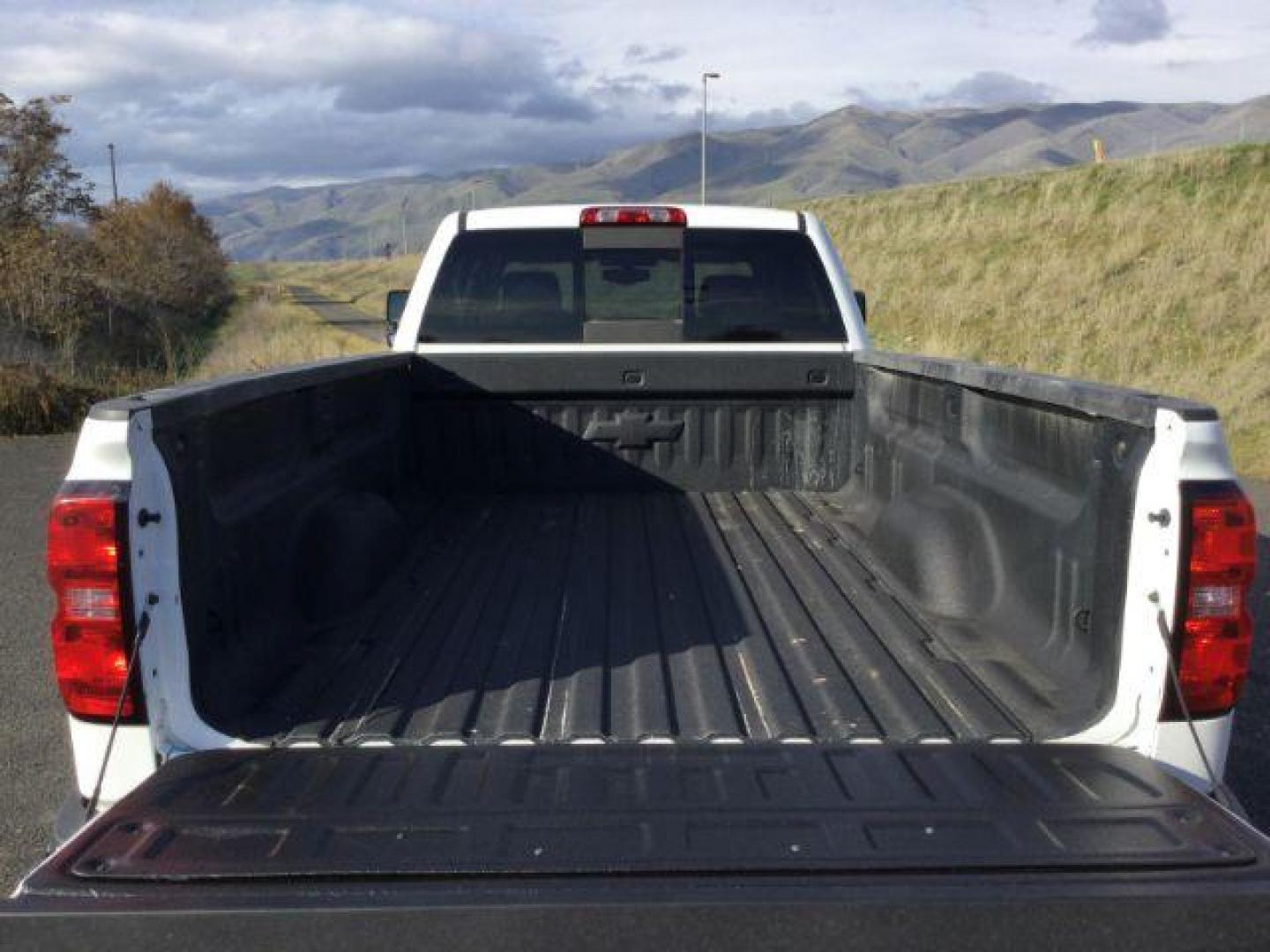 2017 Summit White /Jet Black, cloth Chevrolet Silverado 3500HD LT Crew Cab Long Box 4WD (1GC4KZEG9HF) with an 6.0L V8 OHV 16V FFV engine, 6-Speed Automatic transmission, located at 1801 Main Street, Lewiston, 83501, (208) 743-9371, 46.417065, -117.004799 - Photo#7