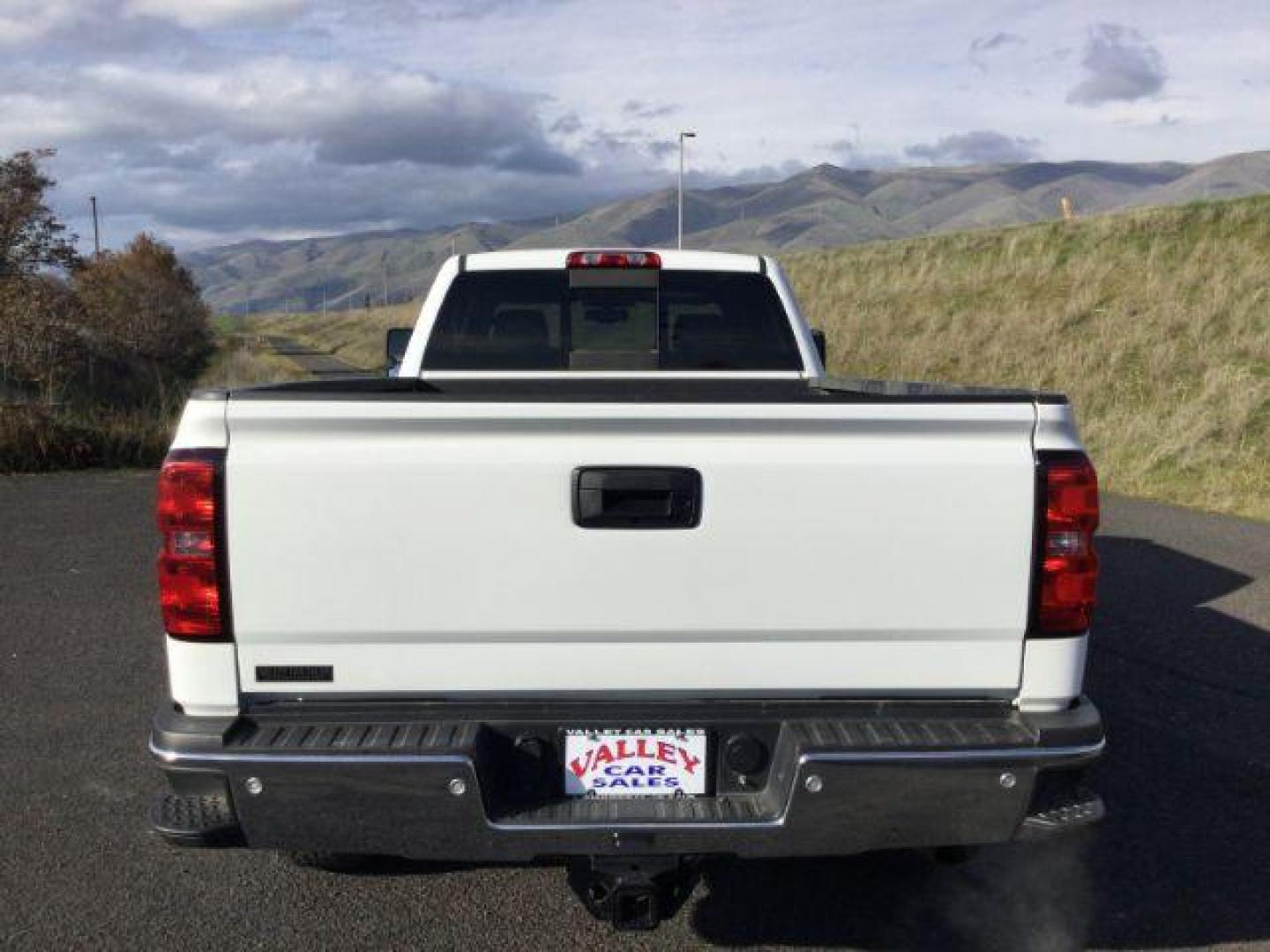 2017 Summit White /Jet Black, cloth Chevrolet Silverado 3500HD LT Crew Cab Long Box 4WD (1GC4KZEG9HF) with an 6.0L V8 OHV 16V FFV engine, 6-Speed Automatic transmission, located at 1801 Main Street, Lewiston, 83501, (208) 743-9371, 46.417065, -117.004799 - Photo#8