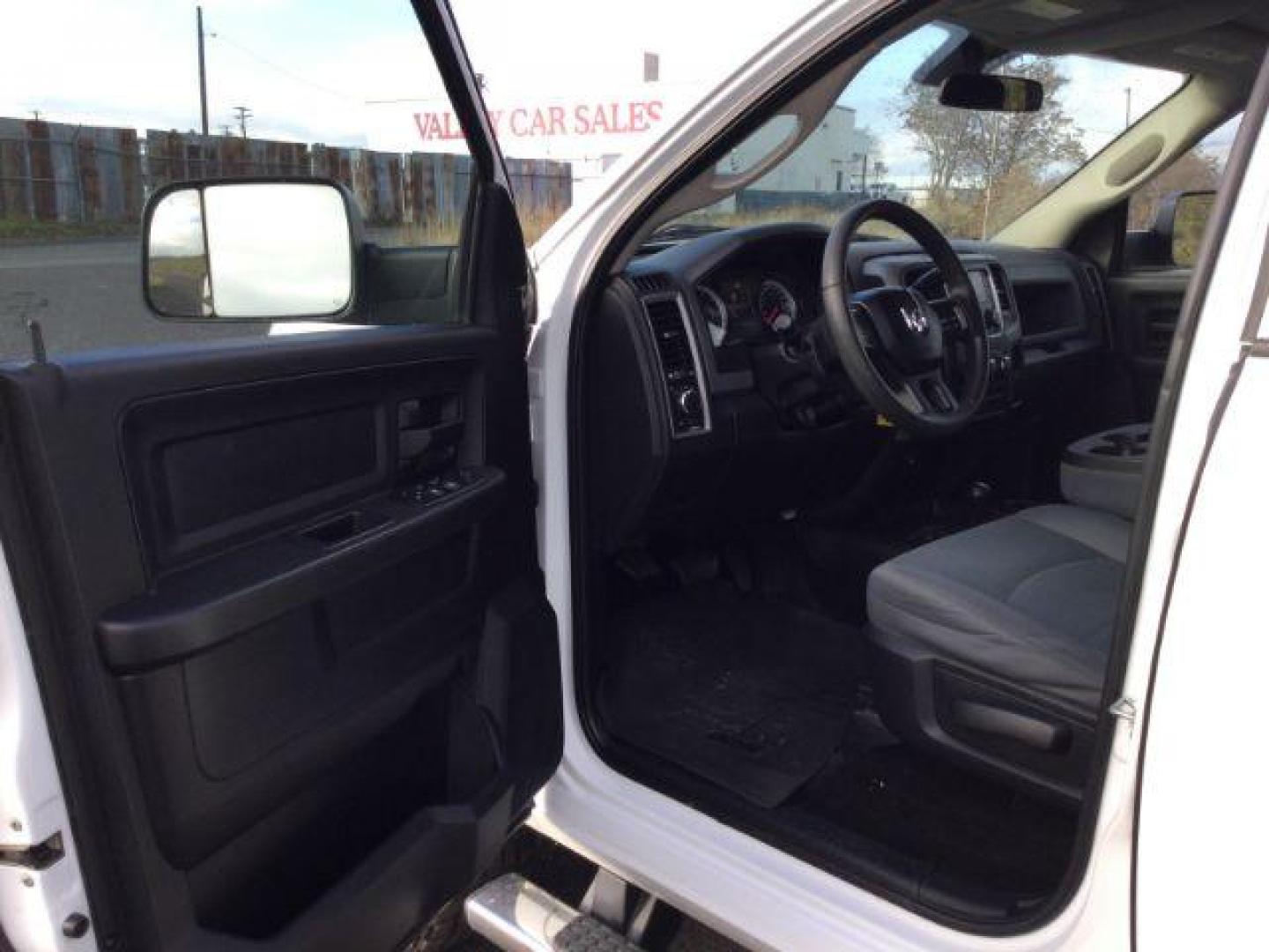 2017 Bright White Clear Coat /Black/Diesel Gray, cloth RAM 2500 Tradesman Crew Cab SWB 4WD (3C6UR5CJ3HG) with an 6.4L V8 engine, 6-Speed Automatic transmission, located at 1801 Main Street, Lewiston, 83501, (208) 743-9371, 46.417065, -117.004799 - Photo#3