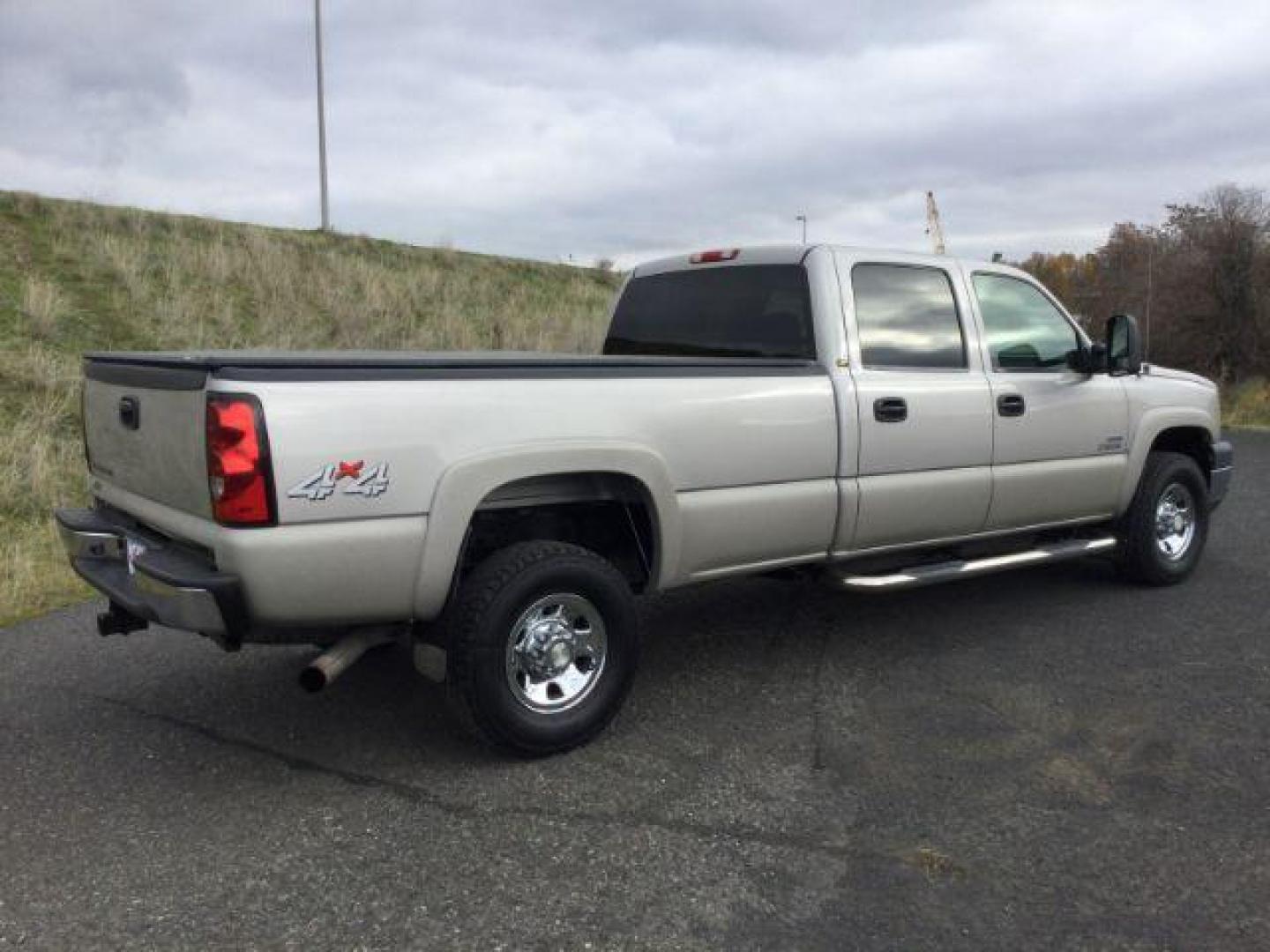 2006 Silver Birch Metallic /Dark Charcoal Cloth Interior Chevrolet Silverado 3500 LT1 Crew Cab 4WD SRW (1GCHK33D36F) with an 6.6L V8 OHV 32V TURBO DIESEL engine, 6-Speed Automatic transmission, located at 1801 Main Street, Lewiston, 83501, (208) 743-9371, 46.417065, -117.004799 - Photo#14