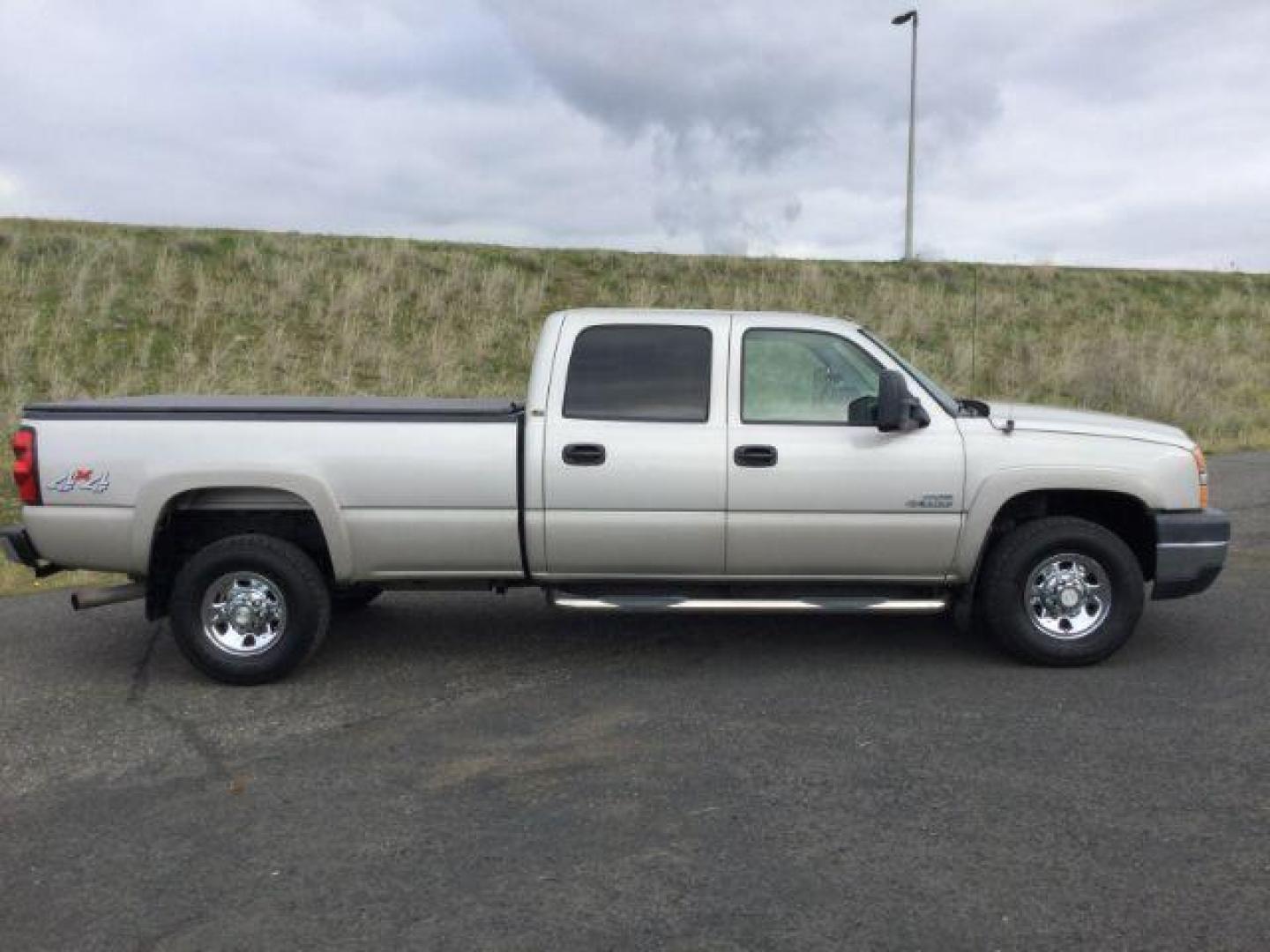 2006 Silver Birch Metallic /Dark Charcoal Cloth Interior Chevrolet Silverado 3500 LT1 Crew Cab 4WD SRW (1GCHK33D36F) with an 6.6L V8 OHV 32V TURBO DIESEL engine, 6-Speed Automatic transmission, located at 1801 Main Street, Lewiston, 83501, (208) 743-9371, 46.417065, -117.004799 - Photo#15