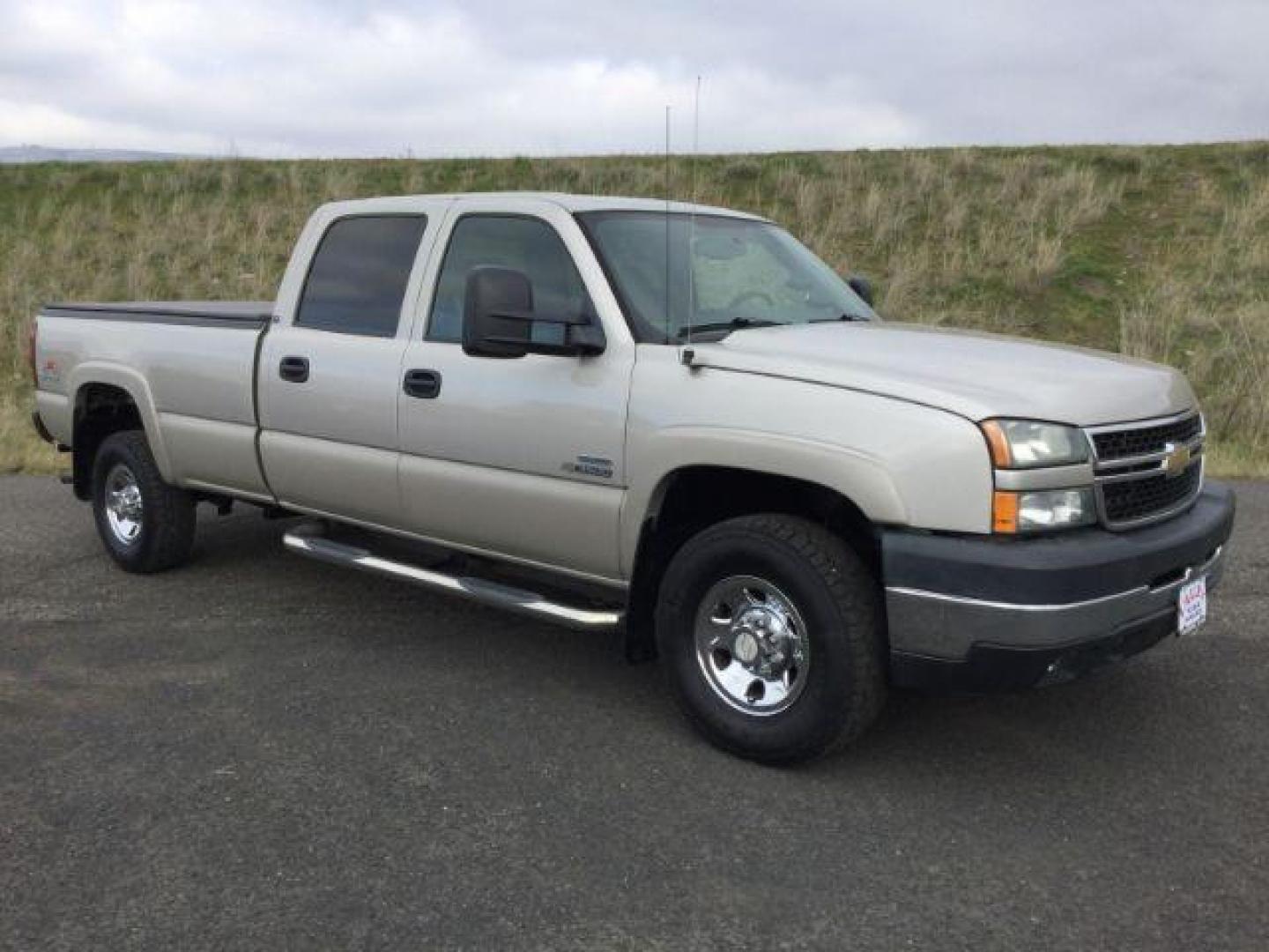 2006 Silver Birch Metallic /Dark Charcoal Cloth Interior Chevrolet Silverado 3500 LT1 Crew Cab 4WD SRW (1GCHK33D36F) with an 6.6L V8 OHV 32V TURBO DIESEL engine, 6-Speed Automatic transmission, located at 1801 Main Street, Lewiston, 83501, (208) 743-9371, 46.417065, -117.004799 - Photo#16