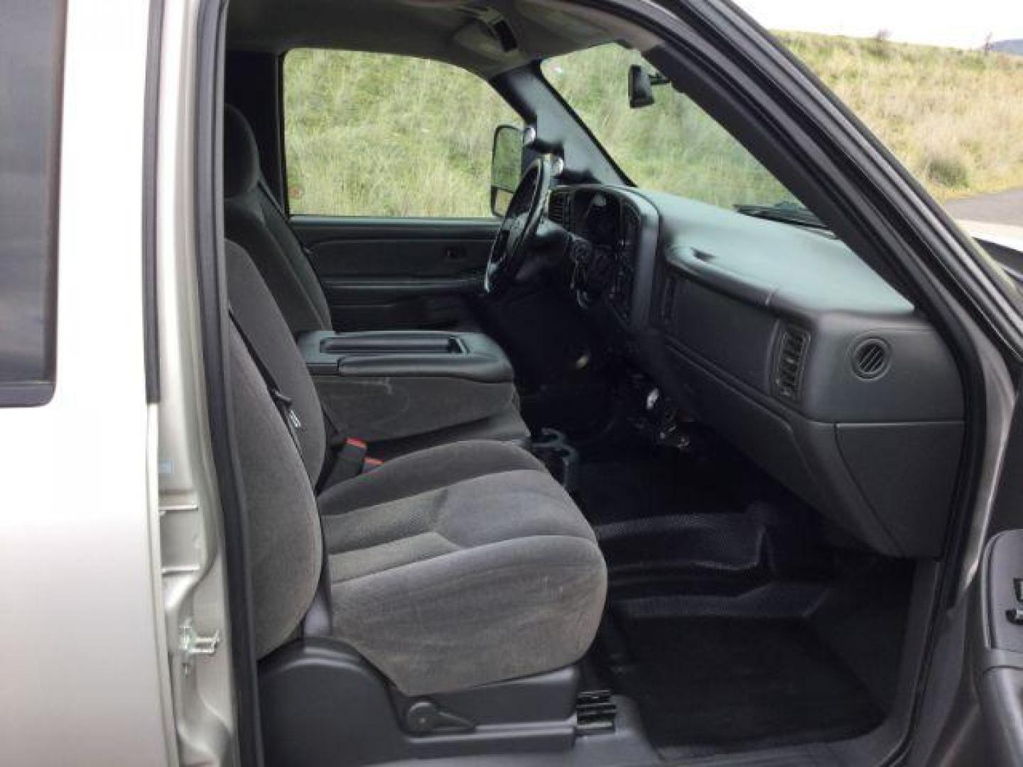 2006 Silver Birch Metallic /Dark Charcoal Cloth Interior Chevrolet Silverado 3500 LT1 Crew Cab 4WD SRW (1GCHK33D36F) with an 6.6L V8 OHV 32V TURBO DIESEL engine, 6-Speed Automatic transmission, located at 1801 Main Street, Lewiston, 83501, (208) 743-9371, 46.417065, -117.004799 - Photo#18