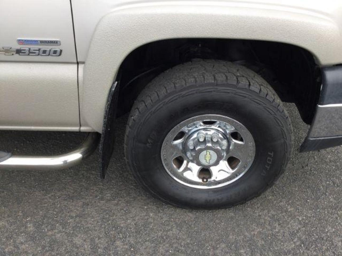 2006 Silver Birch Metallic /Dark Charcoal Cloth Interior Chevrolet Silverado 3500 LT1 Crew Cab 4WD SRW (1GCHK33D36F) with an 6.6L V8 OHV 32V TURBO DIESEL engine, 6-Speed Automatic transmission, located at 1801 Main Street, Lewiston, 83501, (208) 743-9371, 46.417065, -117.004799 - Photo#19