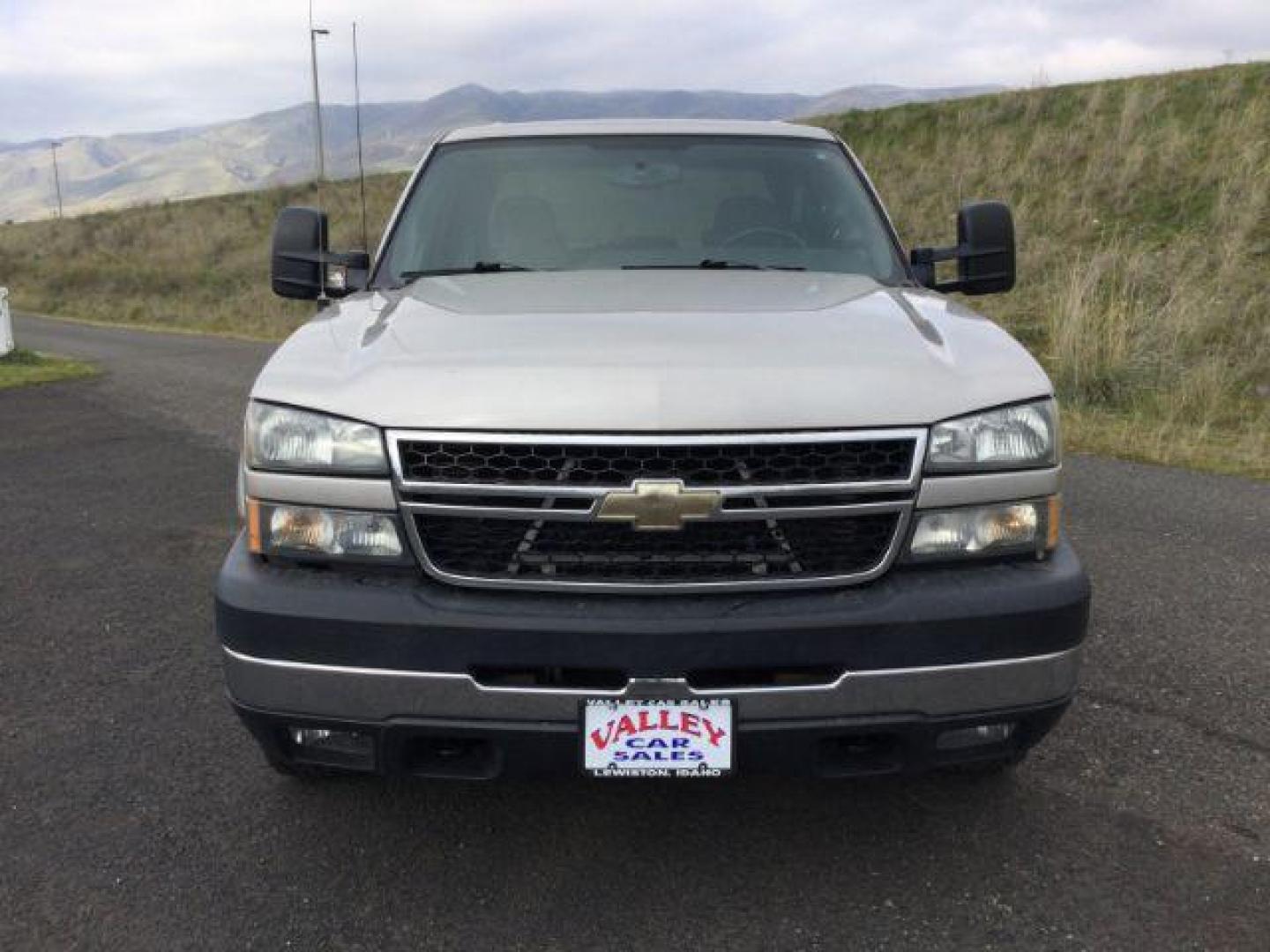 2006 Silver Birch Metallic /Dark Charcoal Cloth Interior Chevrolet Silverado 3500 LT1 Crew Cab 4WD SRW (1GCHK33D36F) with an 6.6L V8 OHV 32V TURBO DIESEL engine, 6-Speed Automatic transmission, located at 1801 Main Street, Lewiston, 83501, (208) 743-9371, 46.417065, -117.004799 - Photo#20