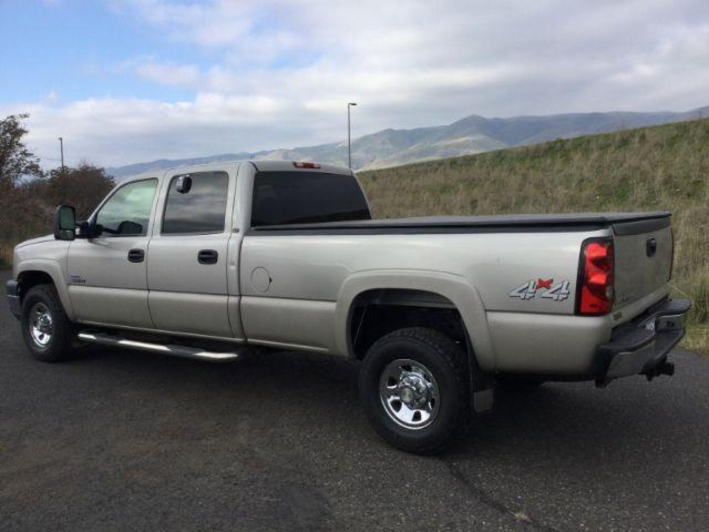 2006 Silver Birch Metallic /Dark Charcoal Cloth Interior Chevrolet Silverado 3500 LT1 Crew Cab 4WD SRW (1GCHK33D36F) with an 6.6L V8 OHV 32V TURBO DIESEL engine, 6-Speed Automatic transmission, located at 1801 Main Street, Lewiston, 83501, (208) 743-9371, 46.417065, -117.004799 - Photo#2