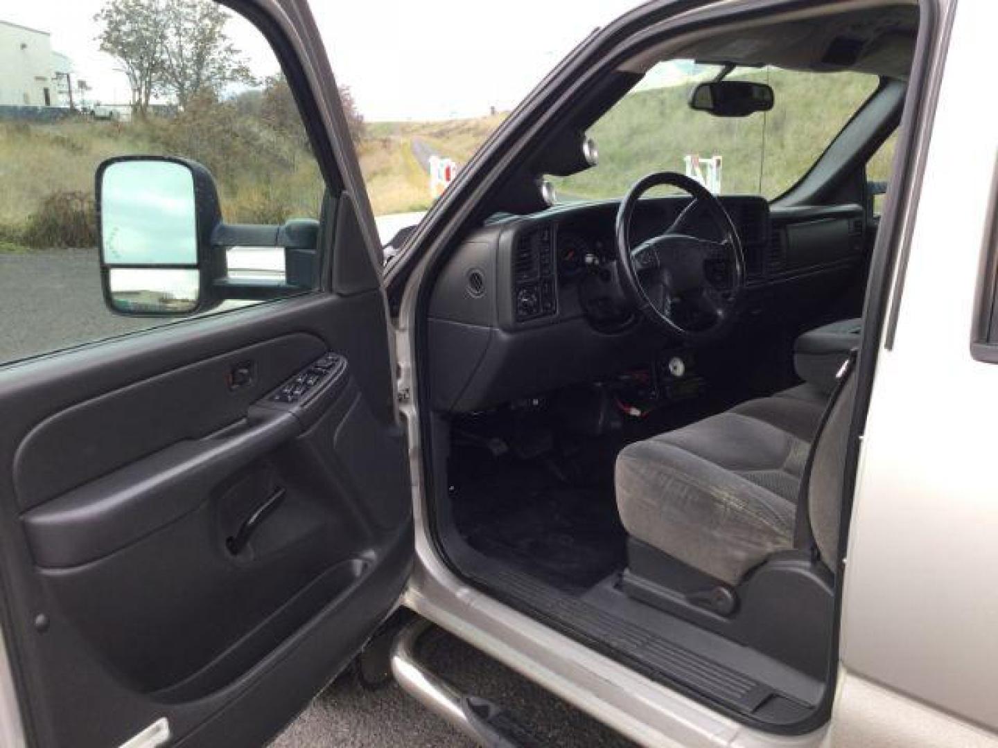 2006 Silver Birch Metallic /Dark Charcoal Cloth Interior Chevrolet Silverado 3500 LT1 Crew Cab 4WD SRW (1GCHK33D36F) with an 6.6L V8 OHV 32V TURBO DIESEL engine, 6-Speed Automatic transmission, located at 1801 Main Street, Lewiston, 83501, (208) 743-9371, 46.417065, -117.004799 - Photo#3