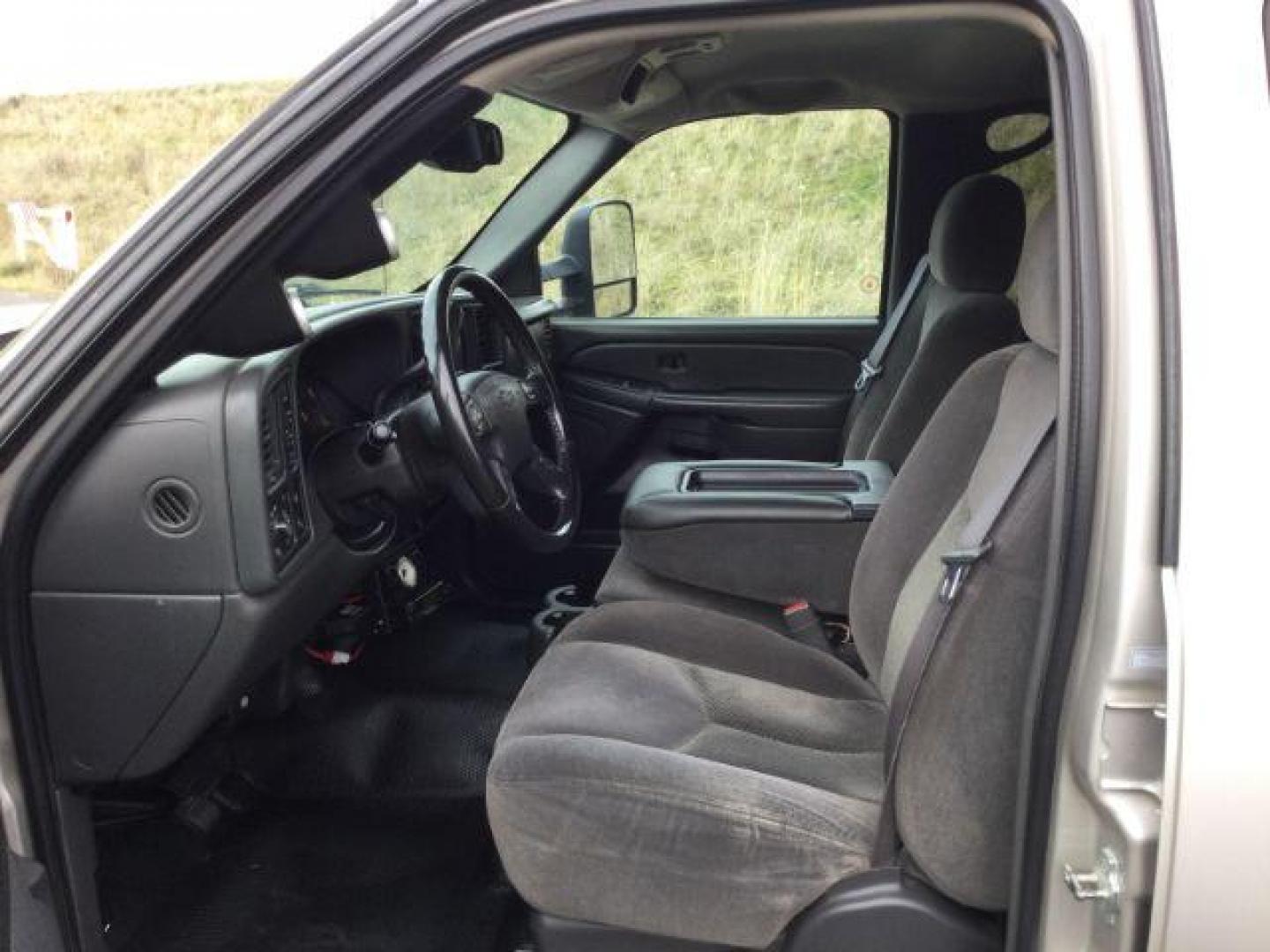 2006 Silver Birch Metallic /Dark Charcoal Cloth Interior Chevrolet Silverado 3500 LT1 Crew Cab 4WD SRW (1GCHK33D36F) with an 6.6L V8 OHV 32V TURBO DIESEL engine, 6-Speed Automatic transmission, located at 1801 Main Street, Lewiston, 83501, (208) 743-9371, 46.417065, -117.004799 - Photo#4