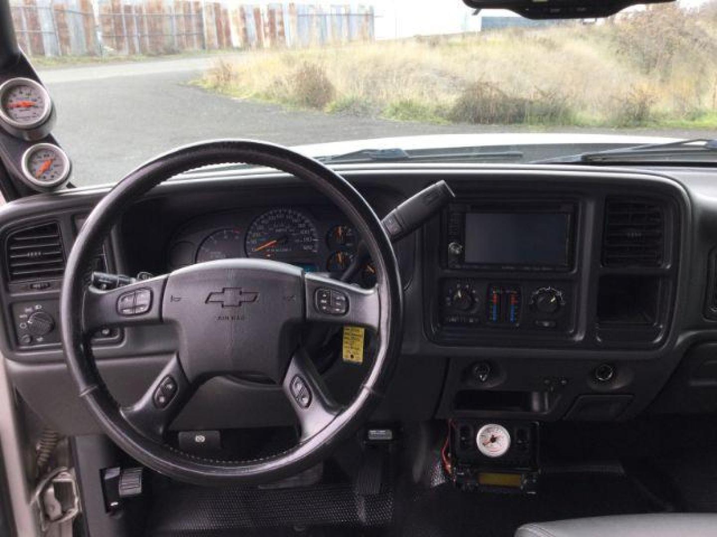 2006 Silver Birch Metallic /Dark Charcoal Cloth Interior Chevrolet Silverado 3500 LT1 Crew Cab 4WD SRW (1GCHK33D36F) with an 6.6L V8 OHV 32V TURBO DIESEL engine, 6-Speed Automatic transmission, located at 1801 Main Street, Lewiston, 83501, (208) 743-9371, 46.417065, -117.004799 - Photo#6