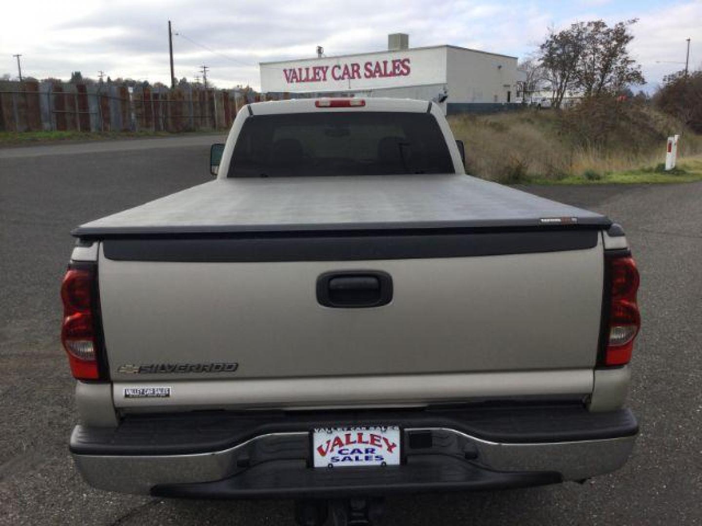 2006 Silver Birch Metallic /Dark Charcoal Cloth Interior Chevrolet Silverado 3500 LT1 Crew Cab 4WD SRW (1GCHK33D36F) with an 6.6L V8 OHV 32V TURBO DIESEL engine, 6-Speed Automatic transmission, located at 1801 Main Street, Lewiston, 83501, (208) 743-9371, 46.417065, -117.004799 - Photo#7