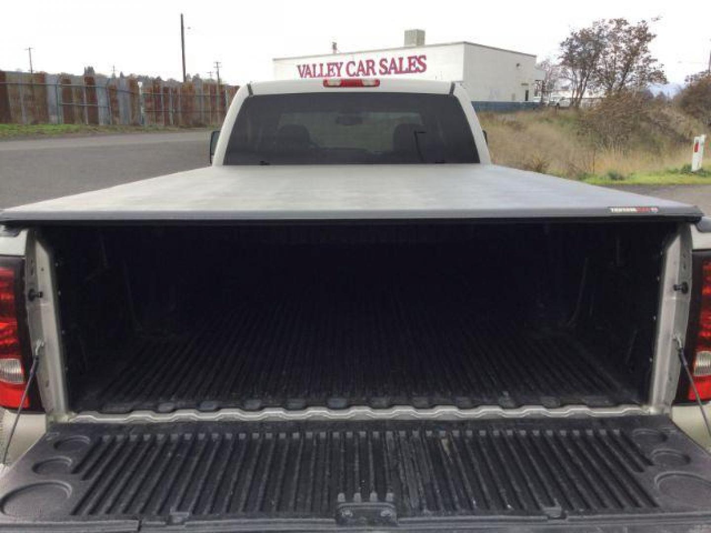 2006 Silver Birch Metallic /Dark Charcoal Cloth Interior Chevrolet Silverado 3500 LT1 Crew Cab 4WD SRW (1GCHK33D36F) with an 6.6L V8 OHV 32V TURBO DIESEL engine, 6-Speed Automatic transmission, located at 1801 Main Street, Lewiston, 83501, (208) 743-9371, 46.417065, -117.004799 - Photo#8