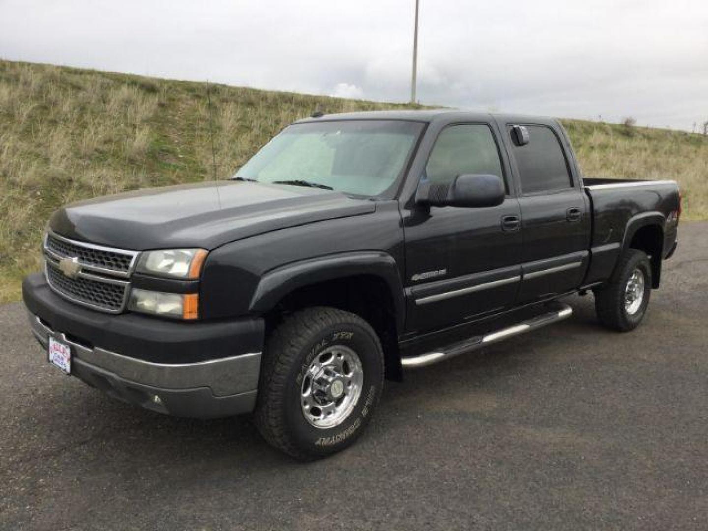 2005 Dark Gray Metallic /GRAY CLOTH Chevrolet Silverado 2500HD LT Crew Cab Short Bed 4WD (1GCHK23U05F) with an 6.0L V8 OHV 16V engine, 4-Speed Automatic transmission, located at 1801 Main Street, Lewiston, 83501, (208) 743-9371, 46.417065, -117.004799 - Photo#0