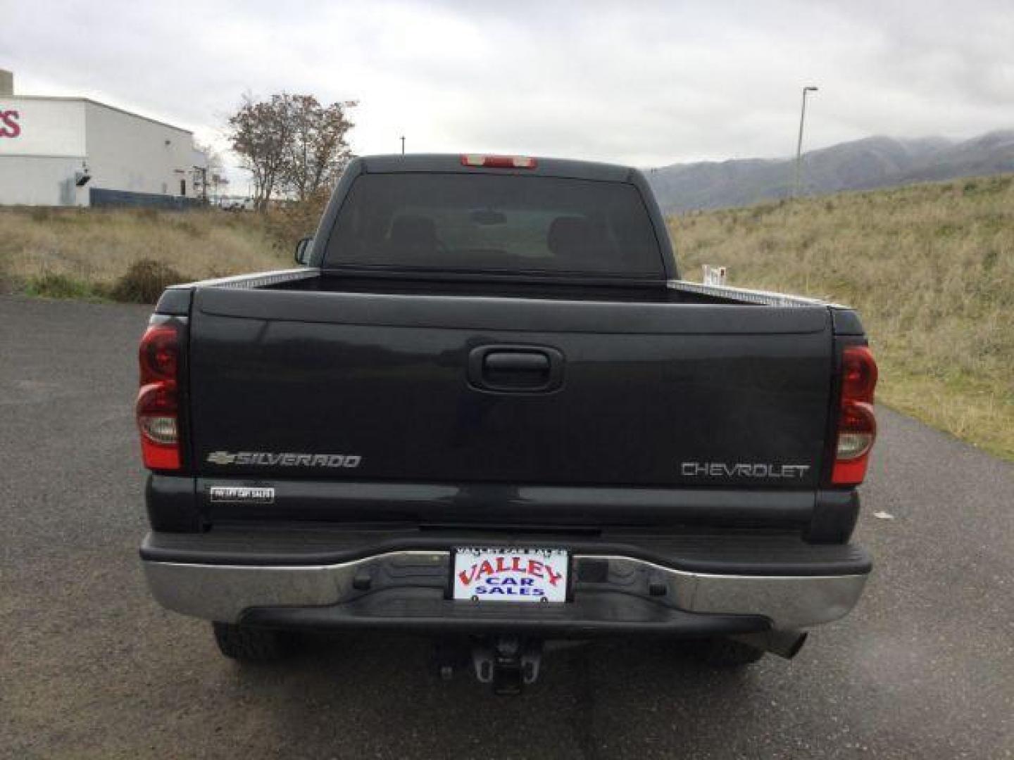 2005 Dark Gray Metallic /GRAY CLOTH Chevrolet Silverado 2500HD LT Crew Cab Short Bed 4WD (1GCHK23U05F) with an 6.0L V8 OHV 16V engine, 4-Speed Automatic transmission, located at 1801 Main Street, Lewiston, 83501, (208) 743-9371, 46.417065, -117.004799 - Photo#9