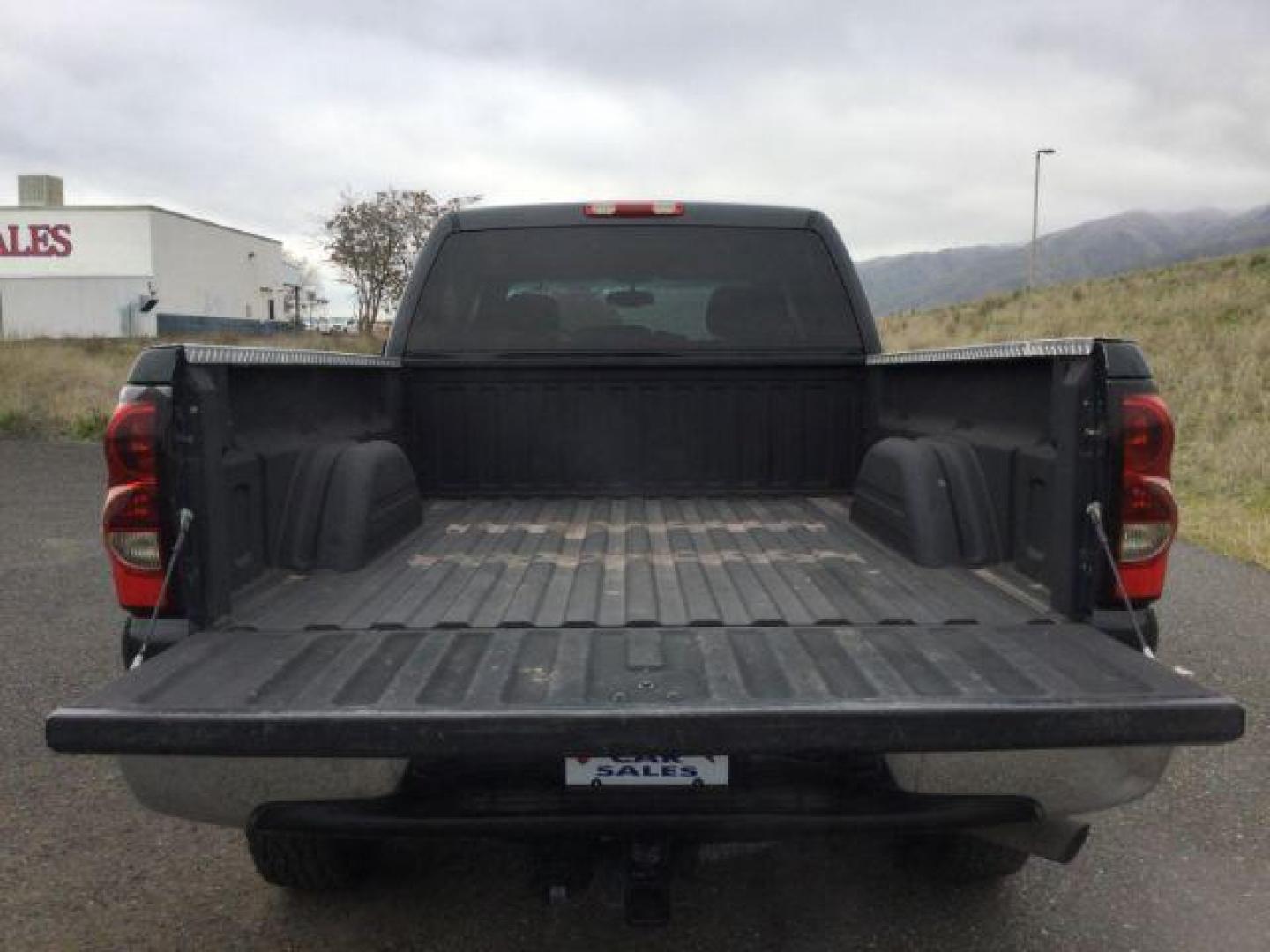 2005 Dark Gray Metallic /GRAY CLOTH Chevrolet Silverado 2500HD LT Crew Cab Short Bed 4WD (1GCHK23U05F) with an 6.0L V8 OHV 16V engine, 4-Speed Automatic transmission, located at 1801 Main Street, Lewiston, 83501, (208) 743-9371, 46.417065, -117.004799 - Photo#10