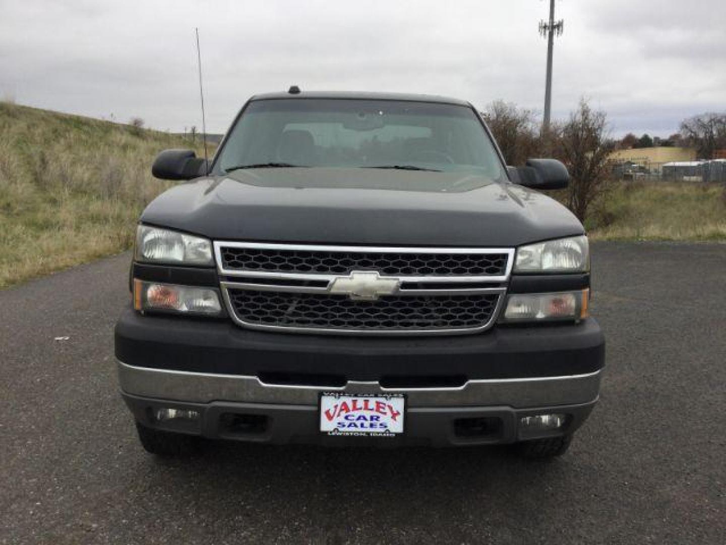 2005 Dark Gray Metallic /GRAY CLOTH Chevrolet Silverado 2500HD LT Crew Cab Short Bed 4WD (1GCHK23U05F) with an 6.0L V8 OHV 16V engine, 4-Speed Automatic transmission, located at 1801 Main Street, Lewiston, 83501, (208) 743-9371, 46.417065, -117.004799 - Photo#11