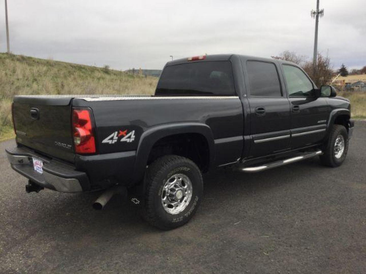 2005 Dark Gray Metallic /GRAY CLOTH Chevrolet Silverado 2500HD LT Crew Cab Short Bed 4WD (1GCHK23U05F) with an 6.0L V8 OHV 16V engine, 4-Speed Automatic transmission, located at 1801 Main Street, Lewiston, 83501, (208) 743-9371, 46.417065, -117.004799 - Photo#15