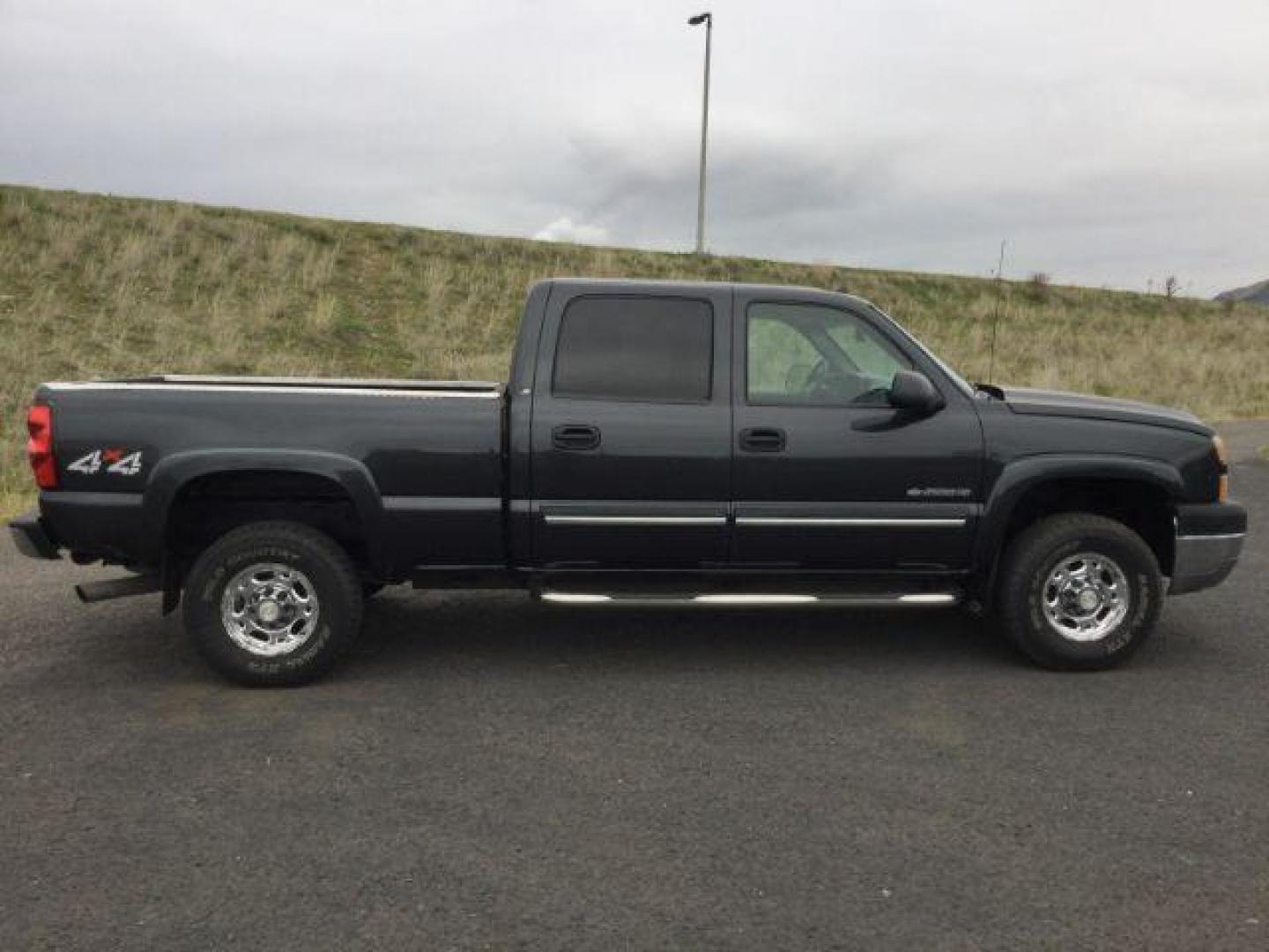 2005 Dark Gray Metallic /GRAY CLOTH Chevrolet Silverado 2500HD LT Crew Cab Short Bed 4WD (1GCHK23U05F) with an 6.0L V8 OHV 16V engine, 4-Speed Automatic transmission, located at 1801 Main Street, Lewiston, 83501, (208) 743-9371, 46.417065, -117.004799 - Photo#16