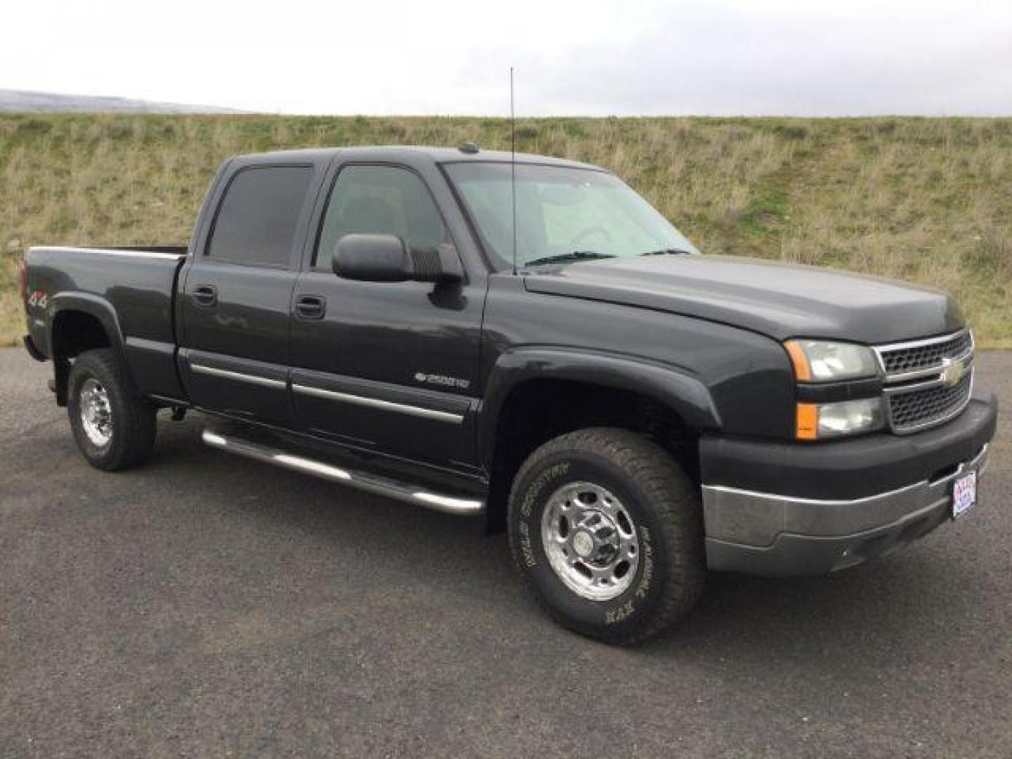 2005 Dark Gray Metallic /GRAY CLOTH Chevrolet Silverado 2500HD LT Crew Cab Short Bed 4WD (1GCHK23U05F) with an 6.0L V8 OHV 16V engine, 4-Speed Automatic transmission, located at 1801 Main Street, Lewiston, 83501, (208) 743-9371, 46.417065, -117.004799 - Photo#17