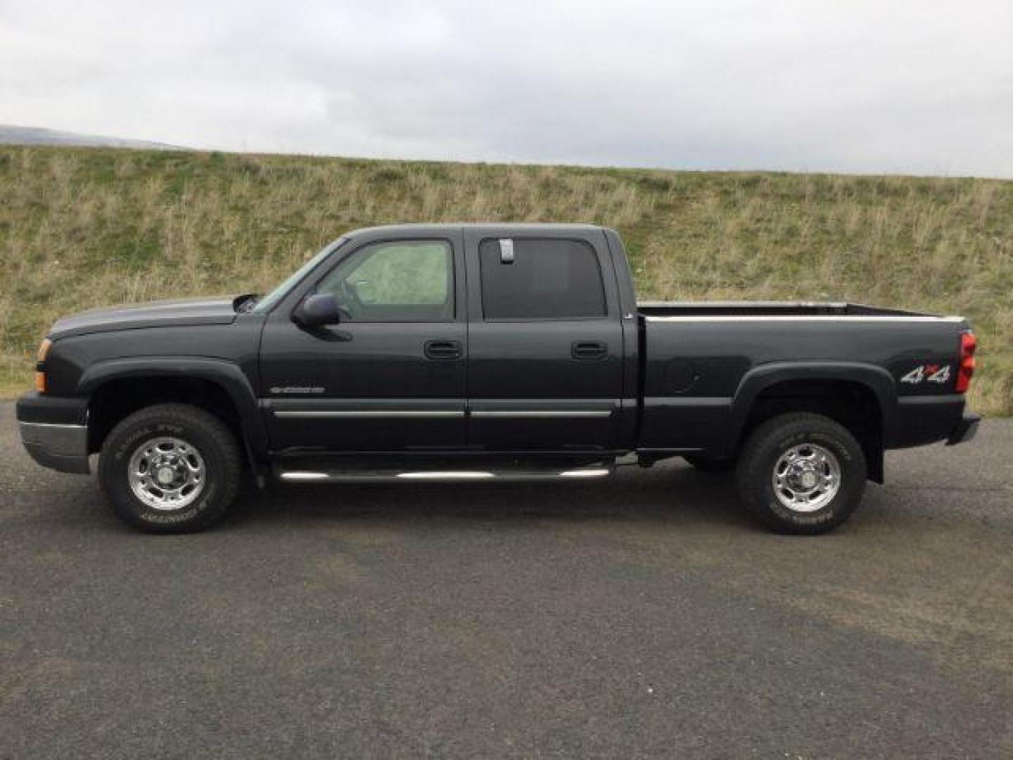 2005 Dark Gray Metallic /GRAY CLOTH Chevrolet Silverado 2500HD LT Crew Cab Short Bed 4WD (1GCHK23U05F) with an 6.0L V8 OHV 16V engine, 4-Speed Automatic transmission, located at 1801 Main Street, Lewiston, 83501, (208) 743-9371, 46.417065, -117.004799 - Photo#1