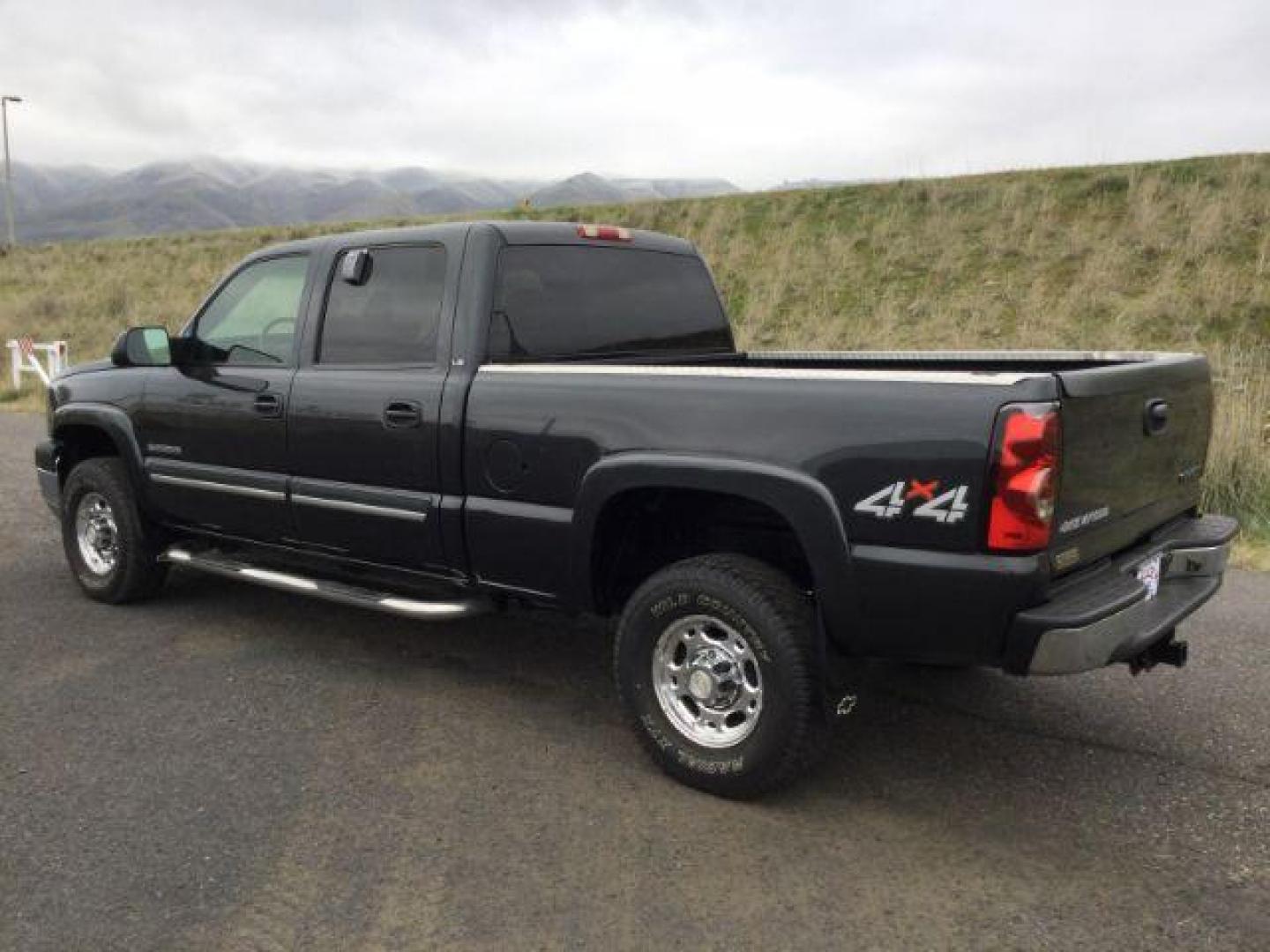 2005 Dark Gray Metallic /GRAY CLOTH Chevrolet Silverado 2500HD LT Crew Cab Short Bed 4WD (1GCHK23U05F) with an 6.0L V8 OHV 16V engine, 4-Speed Automatic transmission, located at 1801 Main Street, Lewiston, 83501, (208) 743-9371, 46.417065, -117.004799 - Photo#2