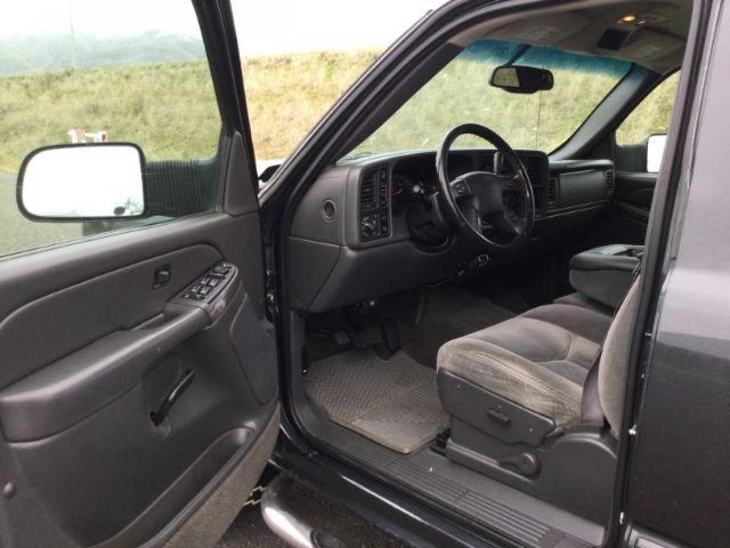 2005 Dark Gray Metallic /GRAY CLOTH Chevrolet Silverado 2500HD LT Crew Cab Short Bed 4WD (1GCHK23U05F) with an 6.0L V8 OHV 16V engine, 4-Speed Automatic transmission, located at 1801 Main Street, Lewiston, 83501, (208) 743-9371, 46.417065, -117.004799 - Photo#3