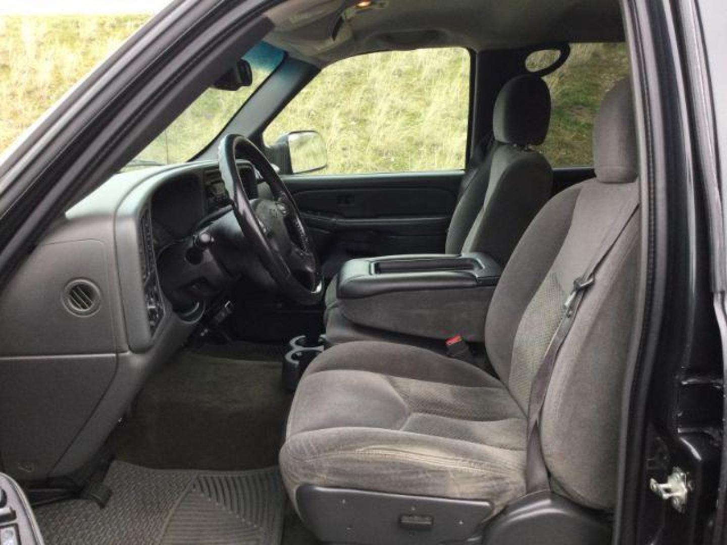 2005 Dark Gray Metallic /GRAY CLOTH Chevrolet Silverado 2500HD LT Crew Cab Short Bed 4WD (1GCHK23U05F) with an 6.0L V8 OHV 16V engine, 4-Speed Automatic transmission, located at 1801 Main Street, Lewiston, 83501, (208) 743-9371, 46.417065, -117.004799 - Photo#4