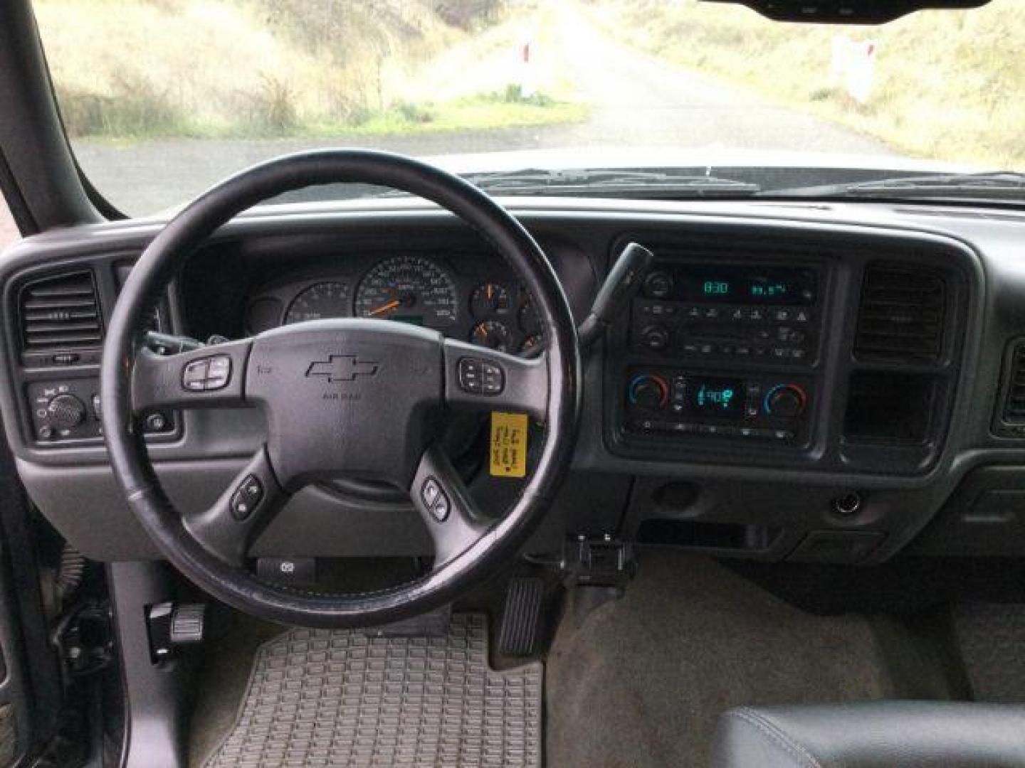 2005 Dark Gray Metallic /GRAY CLOTH Chevrolet Silverado 2500HD LT Crew Cab Short Bed 4WD (1GCHK23U05F) with an 6.0L V8 OHV 16V engine, 4-Speed Automatic transmission, located at 1801 Main Street, Lewiston, 83501, (208) 743-9371, 46.417065, -117.004799 - Photo#6