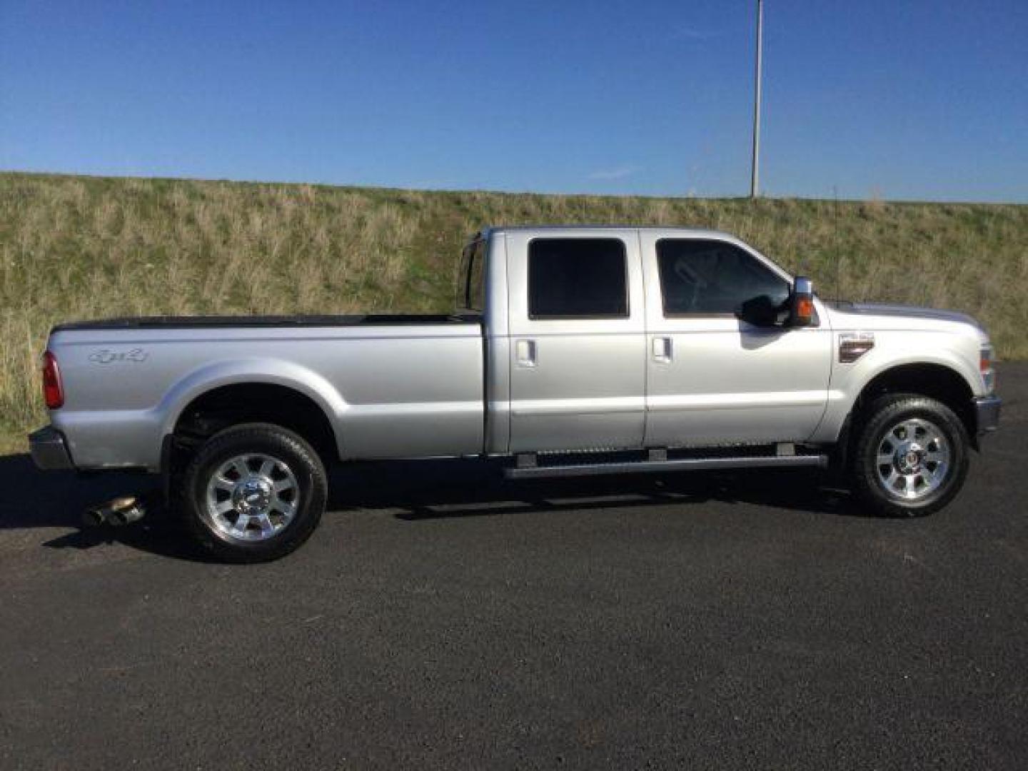 2010 Ingot Silver Metallic /Medium Stone Leather Interior Ford F-350 SD Lariat Crew Cab Long Bed 4WD (1FTWW3BR5AE) with an 6.4L V8 OHV 32V TURBO DIESEL engine, 5-Speed Automatic transmission, located at 1801 Main Street, Lewiston, 83501, (208) 743-9371, 46.417065, -117.004799 - Photo#20