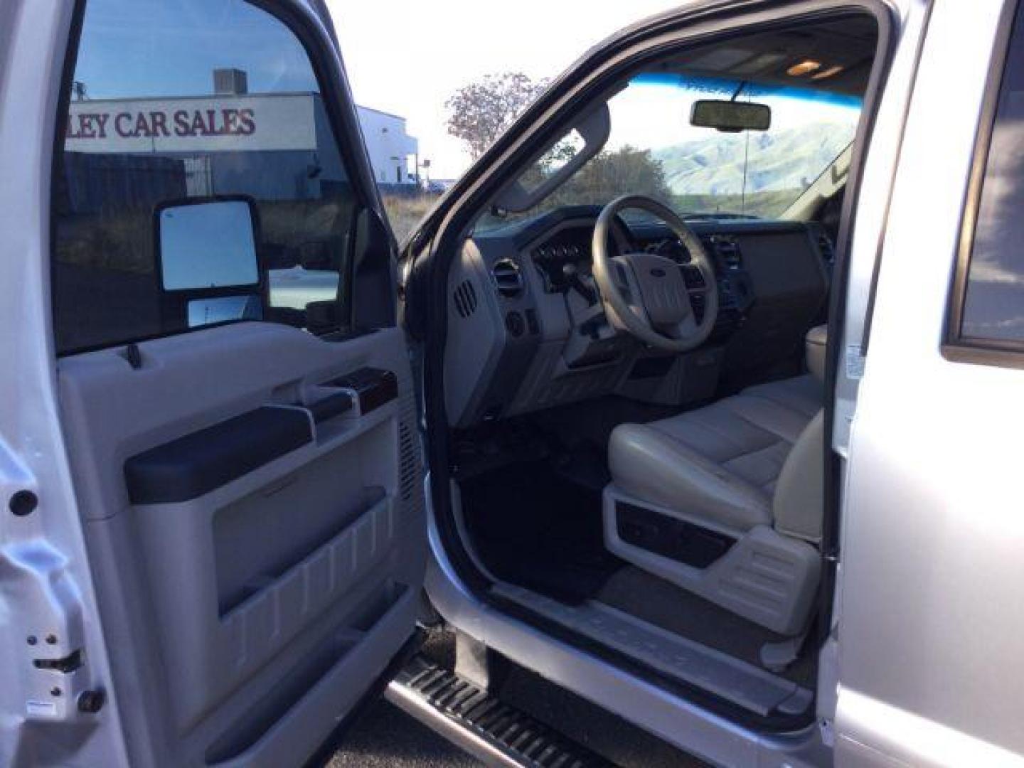 2010 Ingot Silver Metallic /Medium Stone Leather Interior Ford F-350 SD Lariat Crew Cab Long Bed 4WD (1FTWW3BR5AE) with an 6.4L V8 OHV 32V TURBO DIESEL engine, 5-Speed Automatic transmission, located at 1801 Main Street, Lewiston, 83501, (208) 743-9371, 46.417065, -117.004799 - Photo#4