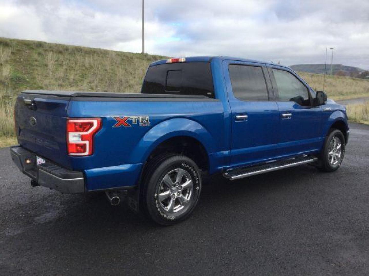 2018 Lightning Blue Metallic /Medium Earth Gray, cloth Ford F-150 XLT SuperCrew 5.5-ft. Bed 4WD (1FTEW1E57JK) with an 5.0L V8 OHV 32V engine, 10-speed automatic transmission, located at 1801 Main Street, Lewiston, 83501, (208) 743-9371, 46.417065, -117.004799 - Photo#15