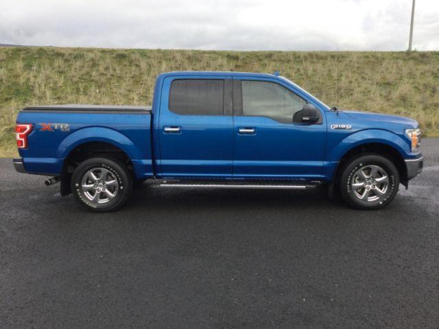 2018 Lightning Blue Metallic /Medium Earth Gray, cloth Ford F-150 XLT SuperCrew 5.5-ft. Bed 4WD (1FTEW1E57JK) with an 5.0L V8 OHV 32V engine, 10-speed automatic transmission, located at 1801 Main Street, Lewiston, 83501, (208) 743-9371, 46.417065, -117.004799 - Photo#18