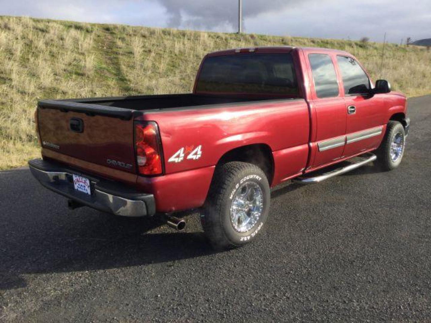 2005 Sport Red Metallic /Dark Charcoal Cloth Interior Chevrolet Silverado 1500 Ext. Cab Short Bed 4WD (2GCEK19VX51) with an 4.8L V8 OHV 16V engine, 4-Speed Automatic transmission, located at 1801 Main Street, Lewiston, 83501, (208) 743-9371, 46.417065, -117.004799 - Photo#15