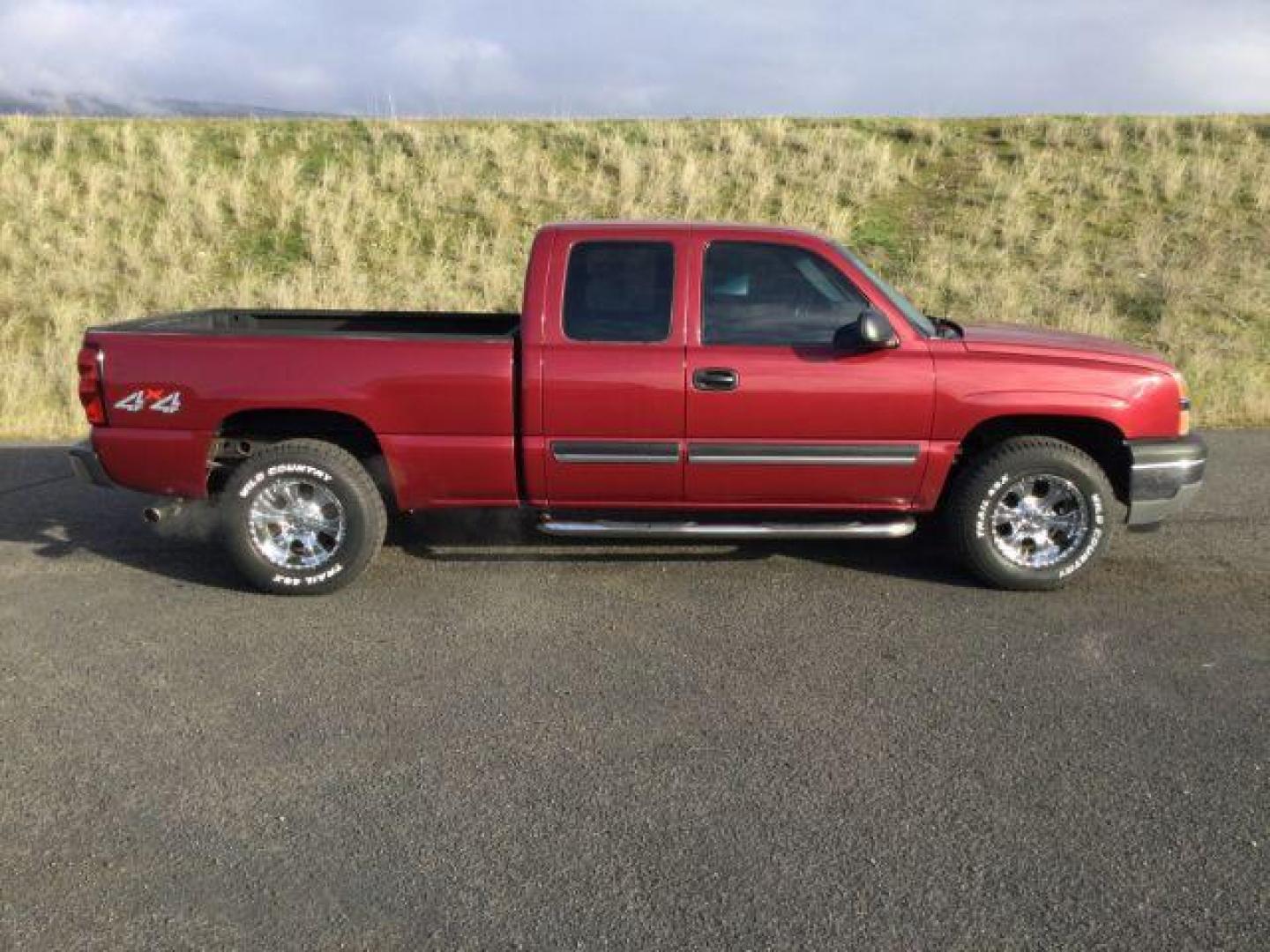 2005 Sport Red Metallic /Dark Charcoal Cloth Interior Chevrolet Silverado 1500 Ext. Cab Short Bed 4WD (2GCEK19VX51) with an 4.8L V8 OHV 16V engine, 4-Speed Automatic transmission, located at 1801 Main Street, Lewiston, 83501, (208) 743-9371, 46.417065, -117.004799 - Photo#16