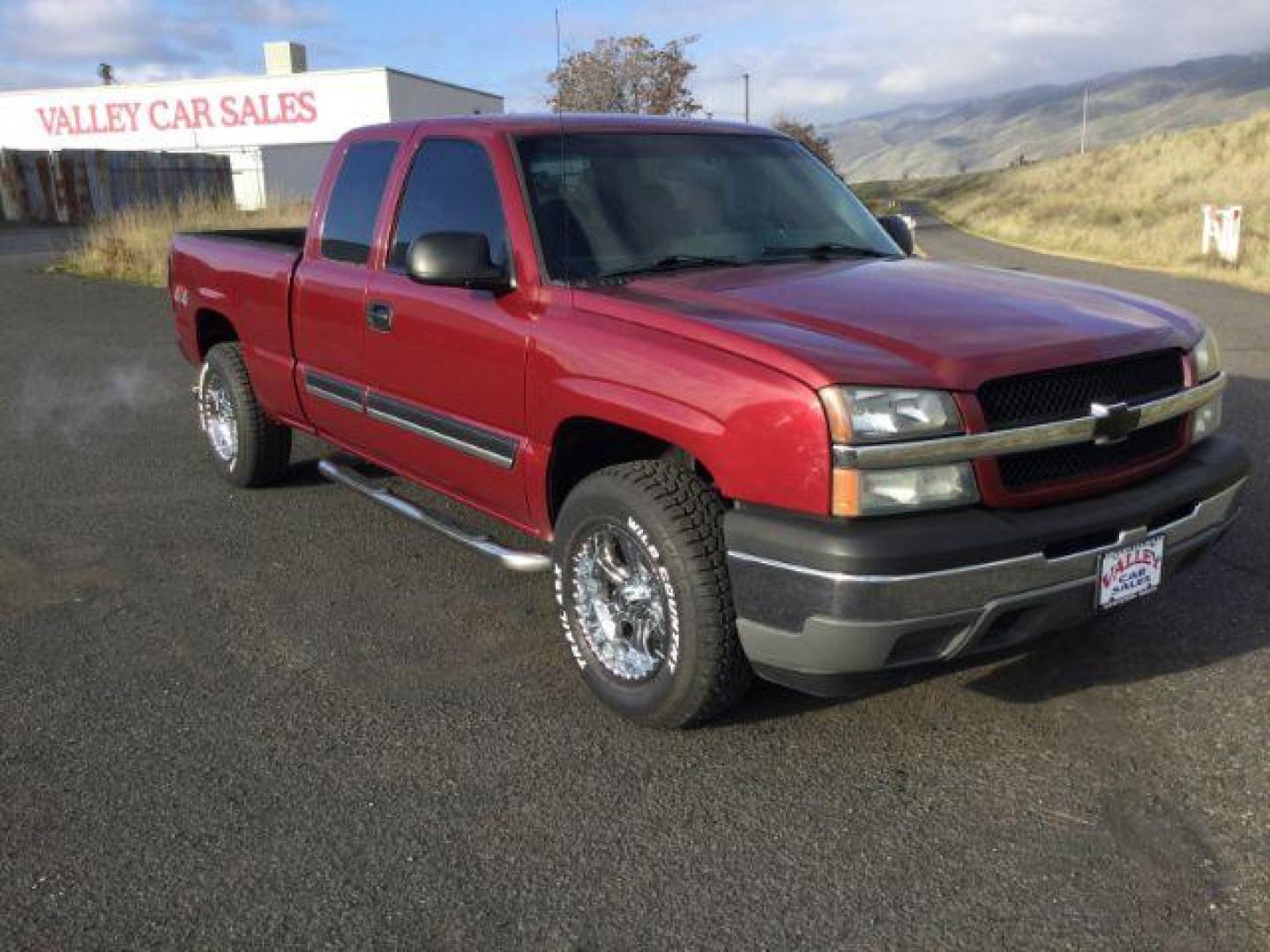 2005 Sport Red Metallic /Dark Charcoal Cloth Interior Chevrolet Silverado 1500 Ext. Cab Short Bed 4WD (2GCEK19VX51) with an 4.8L V8 OHV 16V engine, 4-Speed Automatic transmission, located at 1801 Main Street, Lewiston, 83501, (208) 743-9371, 46.417065, -117.004799 - Photo#18