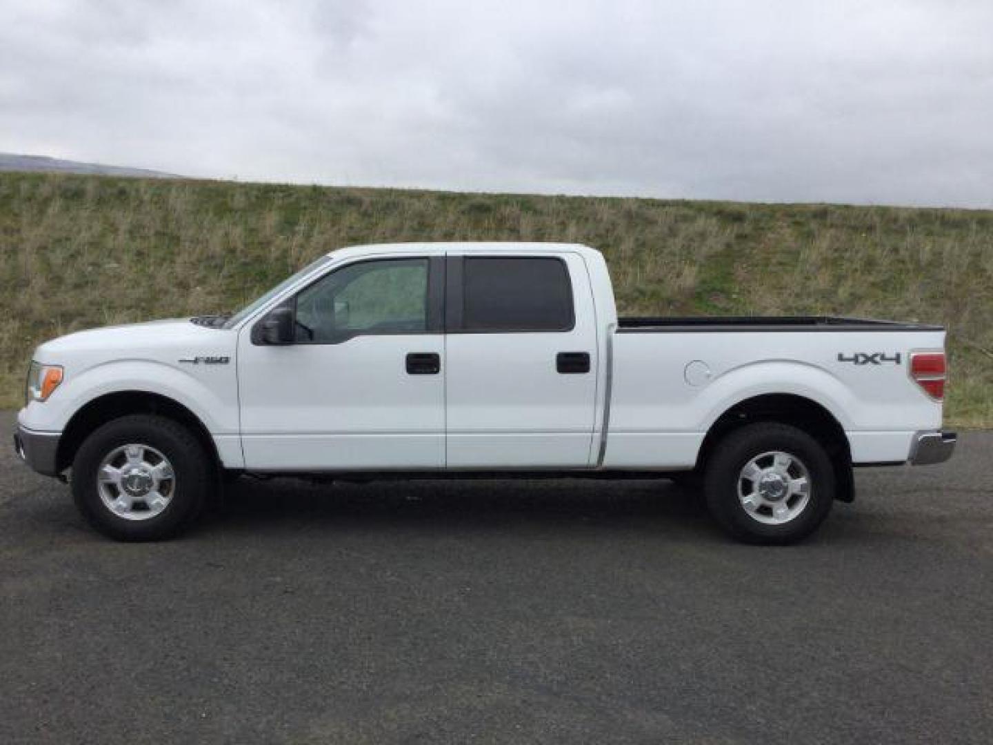 2012 Oxford White /Steel Gray Cloth Interior Ford F-150 XLT SuperCrew 6.5-ft. Bed 4WD (1FTFW1EF4CF) with an 5.0L V8 engine, 6-Speed Automatic transmission, located at 1801 Main Street, Lewiston, 83501, (208) 743-9371, 46.417065, -117.004799 - Photo#1