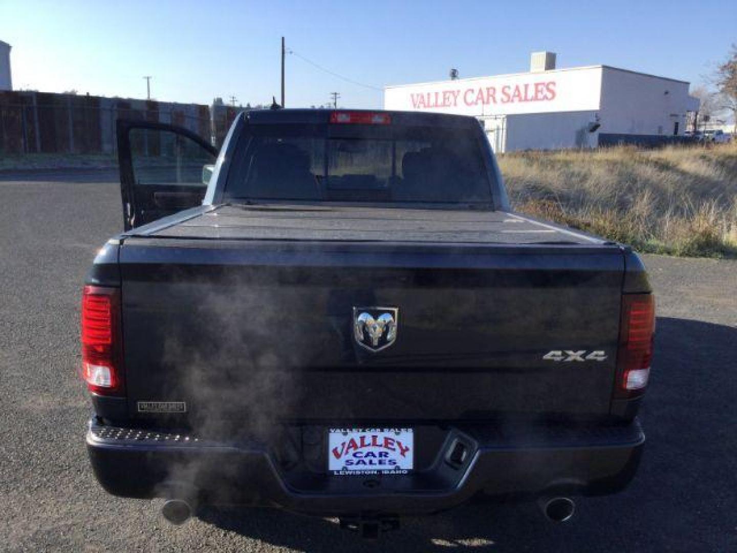 2018 Granite Crystal Metallic Clear Coat /BLACK LEATHER/CLOTH RAM 1500 Sport Crew Cab SWB 4WD (1C6RR7MT3JS) with an 5.7L V8 OHV 16V engine, 8-Speed Automatic transmission, located at 1801 Main Street, Lewiston, 83501, (208) 743-9371, 46.417065, -117.004799 - Photo#10