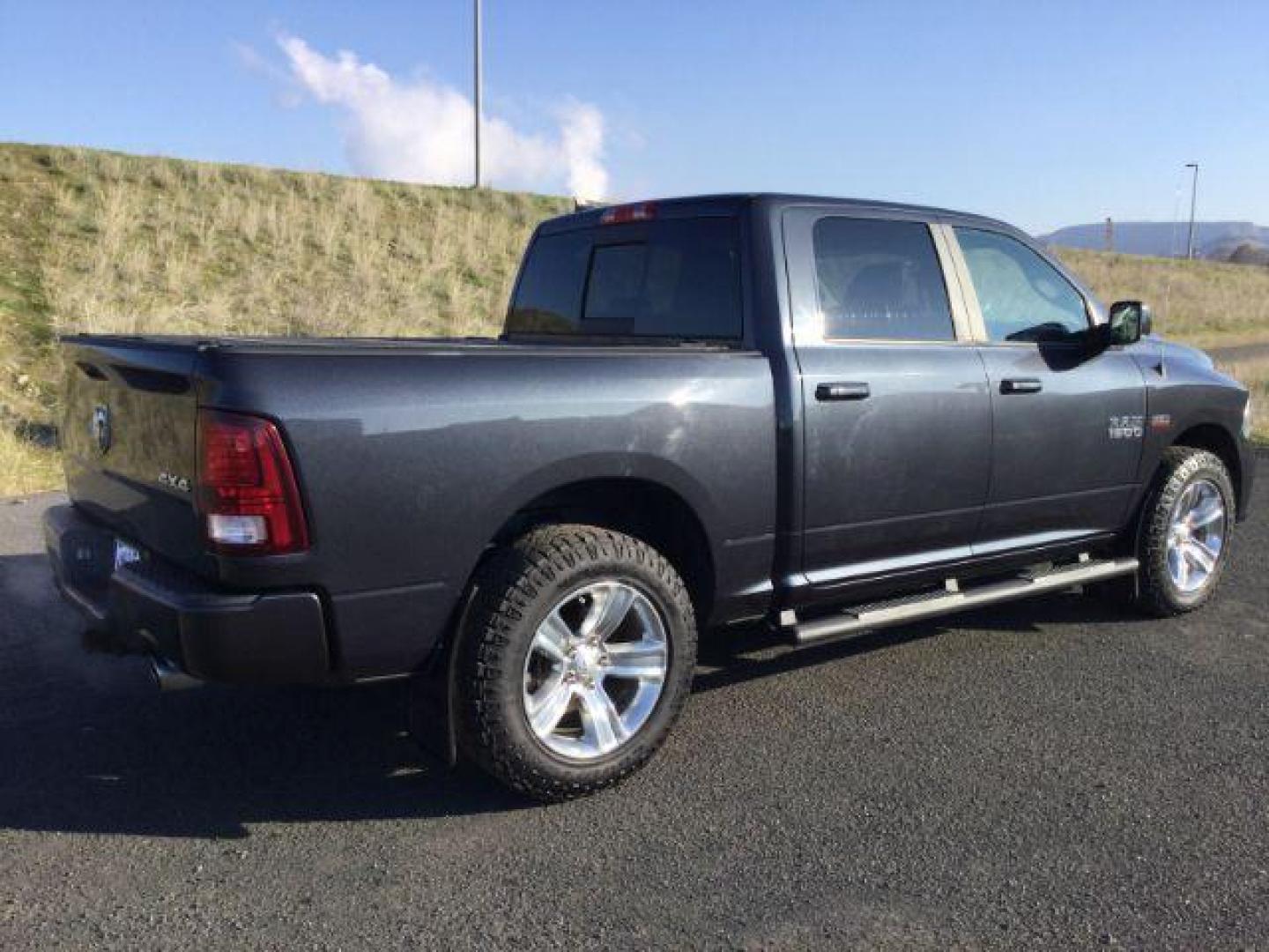 2018 Granite Crystal Metallic Clear Coat /BLACK LEATHER/CLOTH RAM 1500 Sport Crew Cab SWB 4WD (1C6RR7MT3JS) with an 5.7L V8 OHV 16V engine, 8-Speed Automatic transmission, located at 1801 Main Street, Lewiston, 83501, (208) 743-9371, 46.417065, -117.004799 - Photo#18