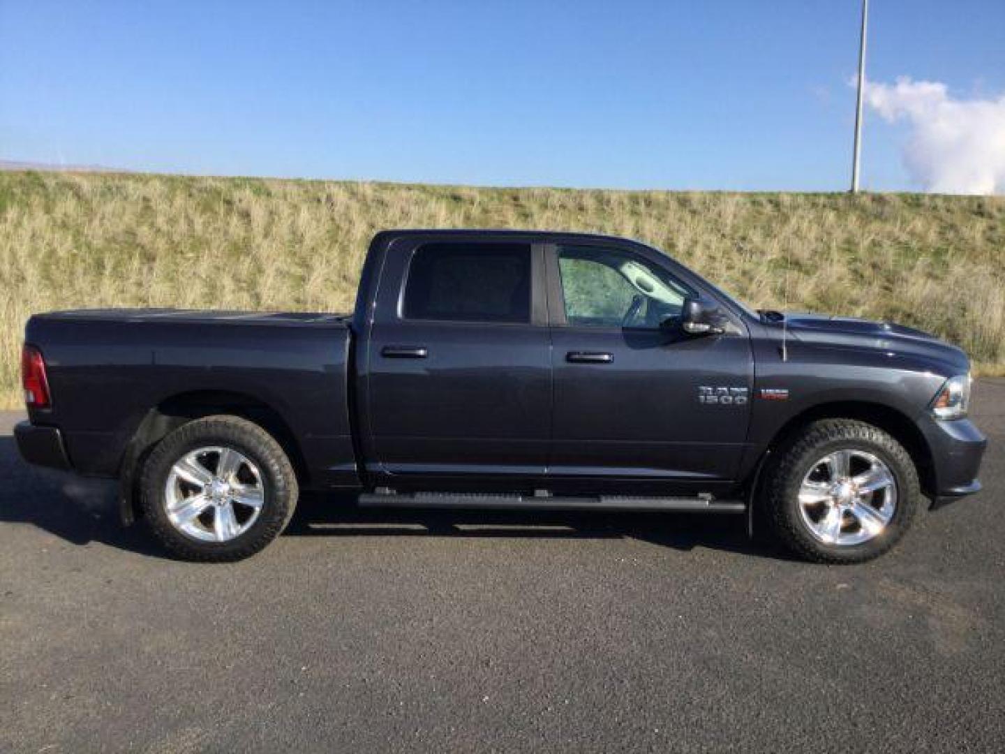 2018 Granite Crystal Metallic Clear Coat /BLACK LEATHER/CLOTH RAM 1500 Sport Crew Cab SWB 4WD (1C6RR7MT3JS) with an 5.7L V8 OHV 16V engine, 8-Speed Automatic transmission, located at 1801 Main Street, Lewiston, 83501, (208) 743-9371, 46.417065, -117.004799 - Photo#19