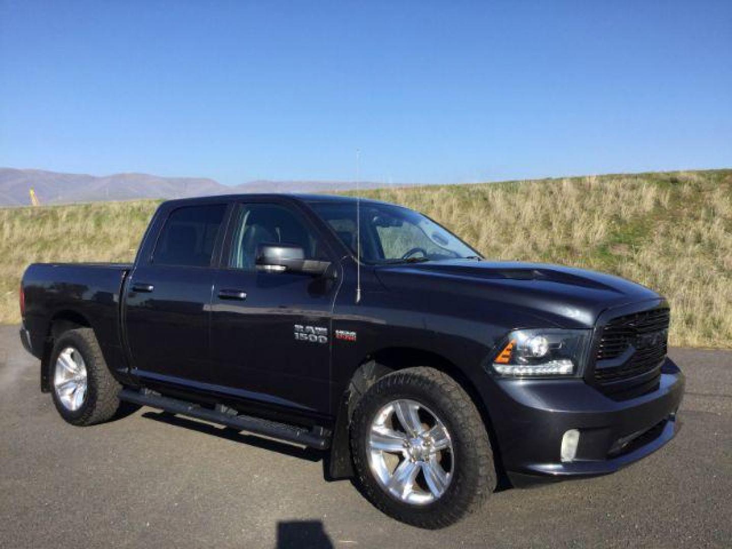 2018 Granite Crystal Metallic Clear Coat /BLACK LEATHER/CLOTH RAM 1500 Sport Crew Cab SWB 4WD (1C6RR7MT3JS) with an 5.7L V8 OHV 16V engine, 8-Speed Automatic transmission, located at 1801 Main Street, Lewiston, 83501, (208) 743-9371, 46.417065, -117.004799 - Photo#20