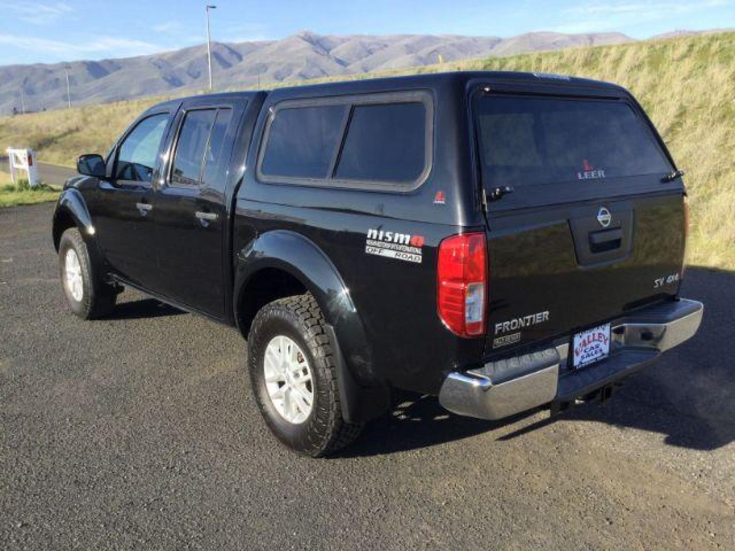 2018 Magnetic Black Nissan Frontier SV Crew Cab 5AT 4X4 (1N6AD0EV1JN) with an 4.0L V6 DOHC 24V engine, 5-Speed Automatic transmission, located at 1801 Main Street, Lewiston, 83501, (208) 743-9371, 46.417065, -117.004799 - Photo#2