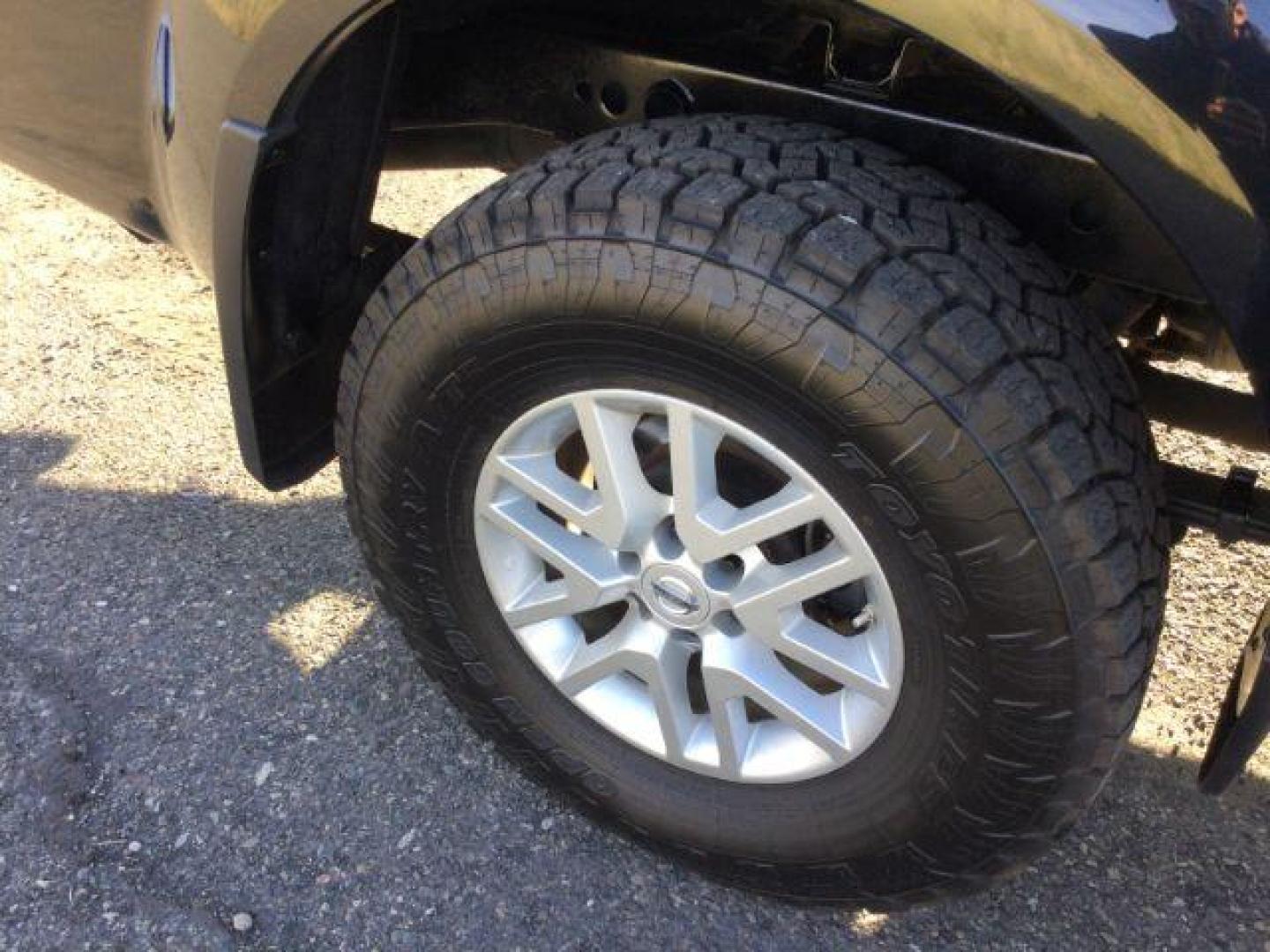 2018 Magnetic Black Nissan Frontier SV Crew Cab 5AT 4X4 (1N6AD0EV1JN) with an 4.0L V6 DOHC 24V engine, 5-Speed Automatic transmission, located at 1801 Main Street, Lewiston, 83501, (208) 743-9371, 46.417065, -117.004799 - Photo#8