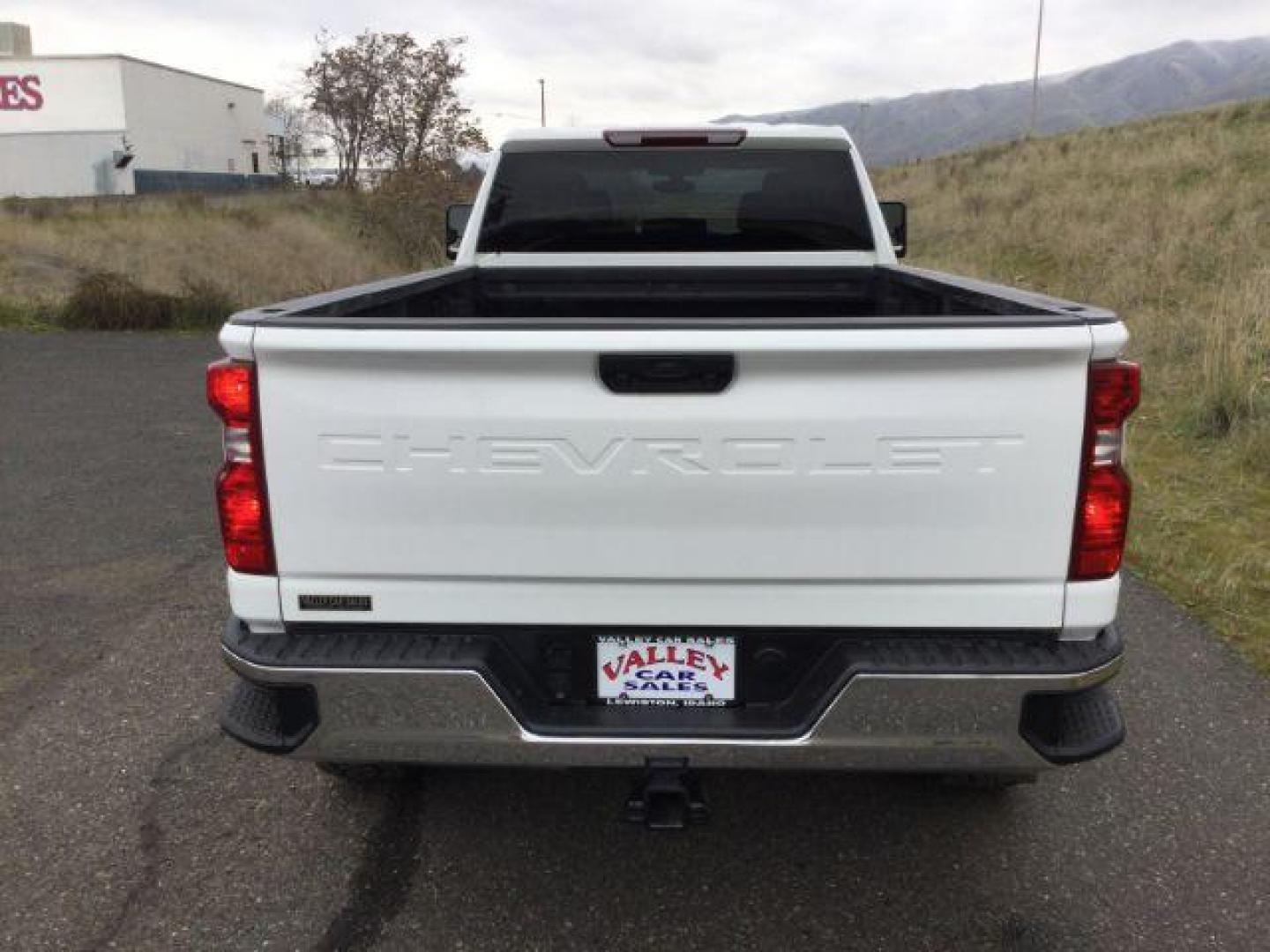 2020 Summit White /Gideon/Very Dark Atmosphere, cloth Chevrolet Silverado 3500HD LT Crew Cab Long Box 4WD (1GC4YTEY1LF) with an 6.6L V8 OHV 32V TURBO DIESEL engine, 10-speed automatic transmission, located at 1801 Main Street, Lewiston, 83501, (208) 743-9371, 46.417065, -117.004799 - Photo#9