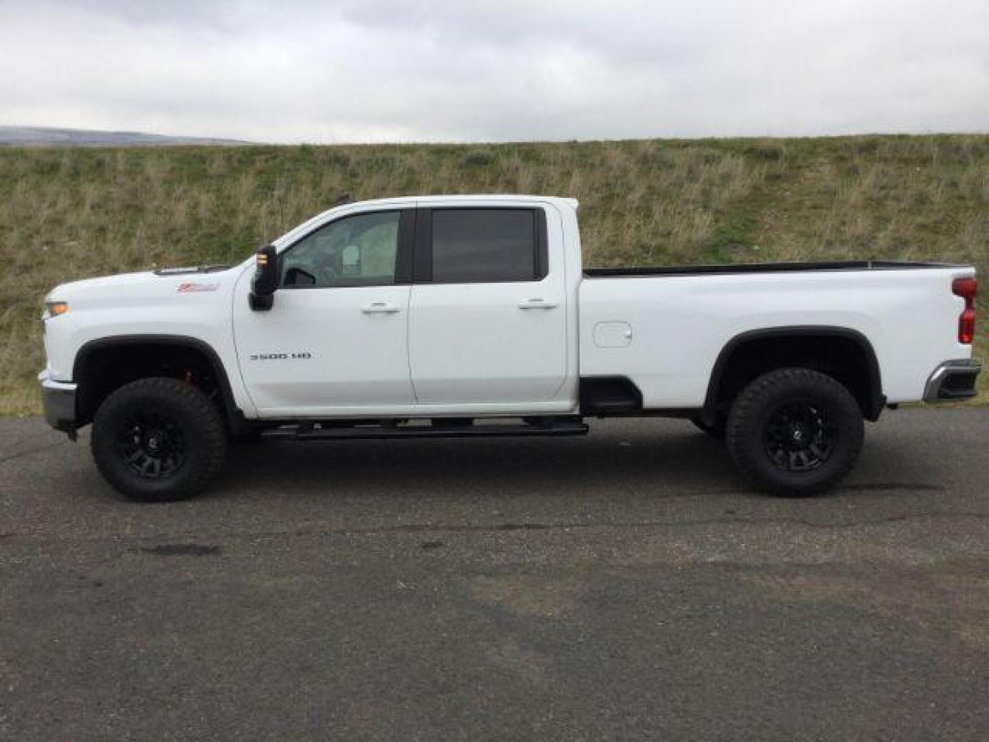 2020 Summit White /Gideon/Very Dark Atmosphere, cloth Chevrolet Silverado 3500HD LT Crew Cab Long Box 4WD (1GC4YTEY1LF) with an 6.6L V8 OHV 32V TURBO DIESEL engine, 10-speed automatic transmission, located at 1801 Main Street, Lewiston, 83501, (208) 743-9371, 46.417065, -117.004799 - Photo#1