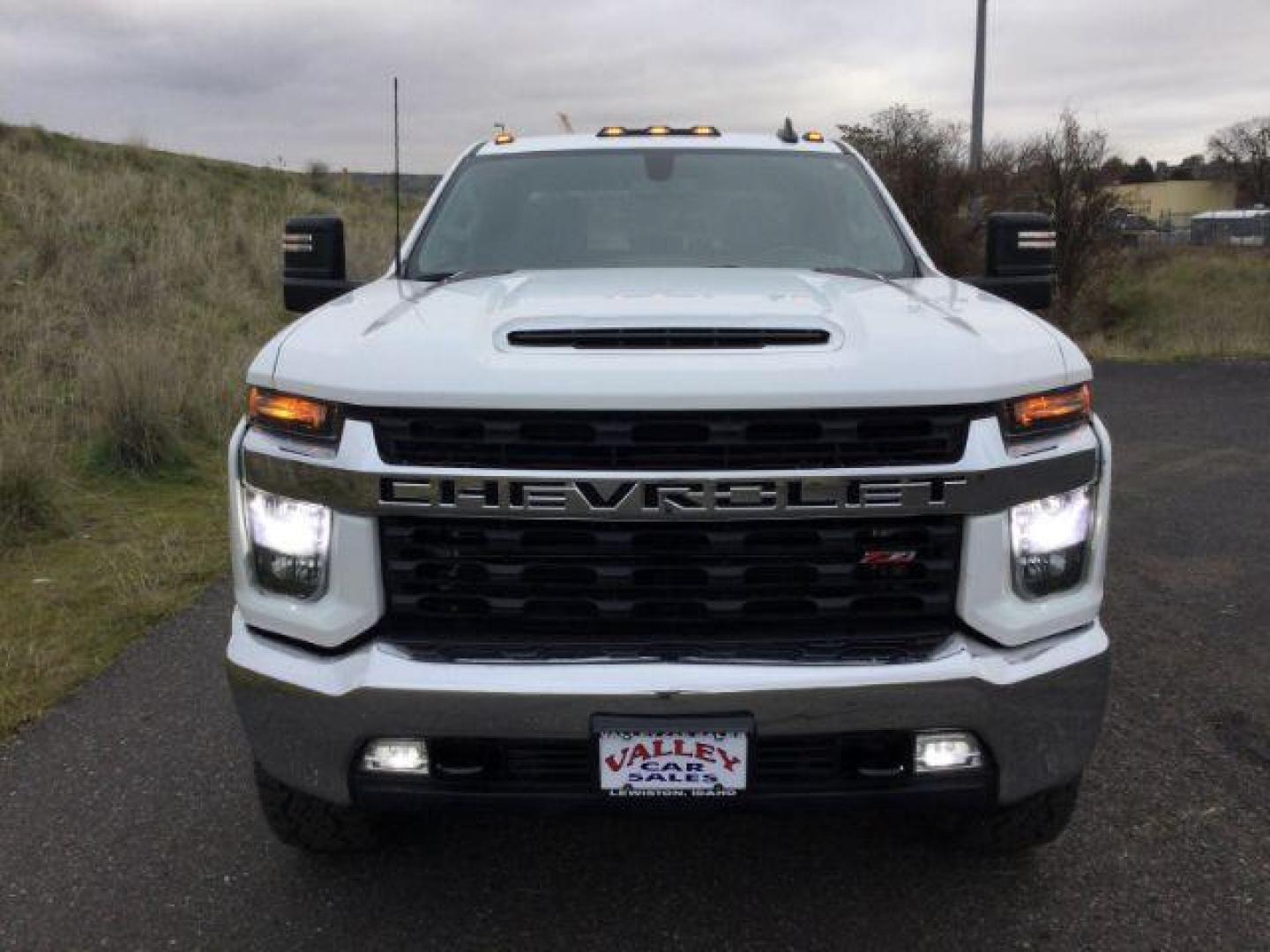 2020 Summit White /Gideon/Very Dark Atmosphere, cloth Chevrolet Silverado 3500HD LT Crew Cab Long Box 4WD (1GC4YTEY1LF) with an 6.6L V8 OHV 32V TURBO DIESEL engine, 10-speed automatic transmission, located at 1801 Main Street, Lewiston, 83501, (208) 743-9371, 46.417065, -117.004799 - Photo#22