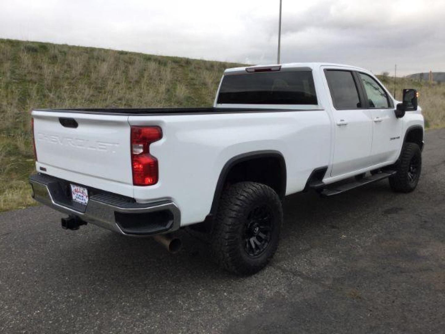 2020 Summit White /Gideon/Very Dark Atmosphere, cloth Chevrolet Silverado 3500HD LT Crew Cab Long Box 4WD (1GC4YTEY1LF) with an 6.6L V8 OHV 32V TURBO DIESEL engine, 10-speed automatic transmission, located at 1801 Main Street, Lewiston, 83501, (208) 743-9371, 46.417065, -117.004799 - Photo#23