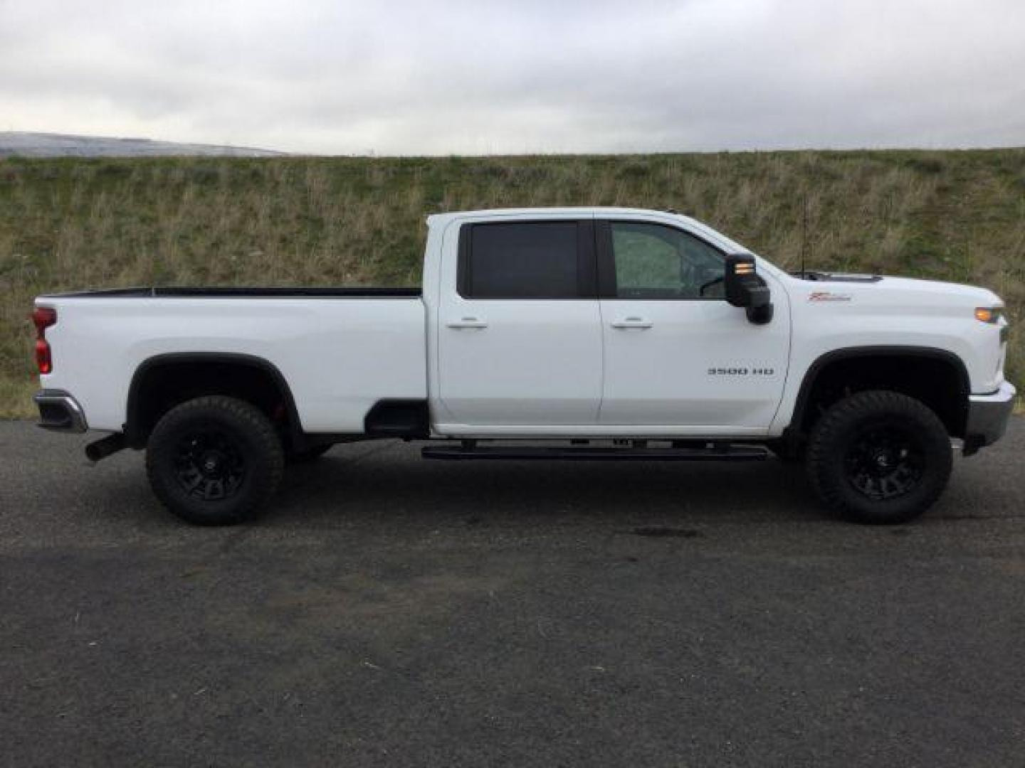 2020 Summit White /Gideon/Very Dark Atmosphere, cloth Chevrolet Silverado 3500HD LT Crew Cab Long Box 4WD (1GC4YTEY1LF) with an 6.6L V8 OHV 32V TURBO DIESEL engine, 10-speed automatic transmission, located at 1801 Main Street, Lewiston, 83501, (208) 743-9371, 46.417065, -117.004799 - Photo#24