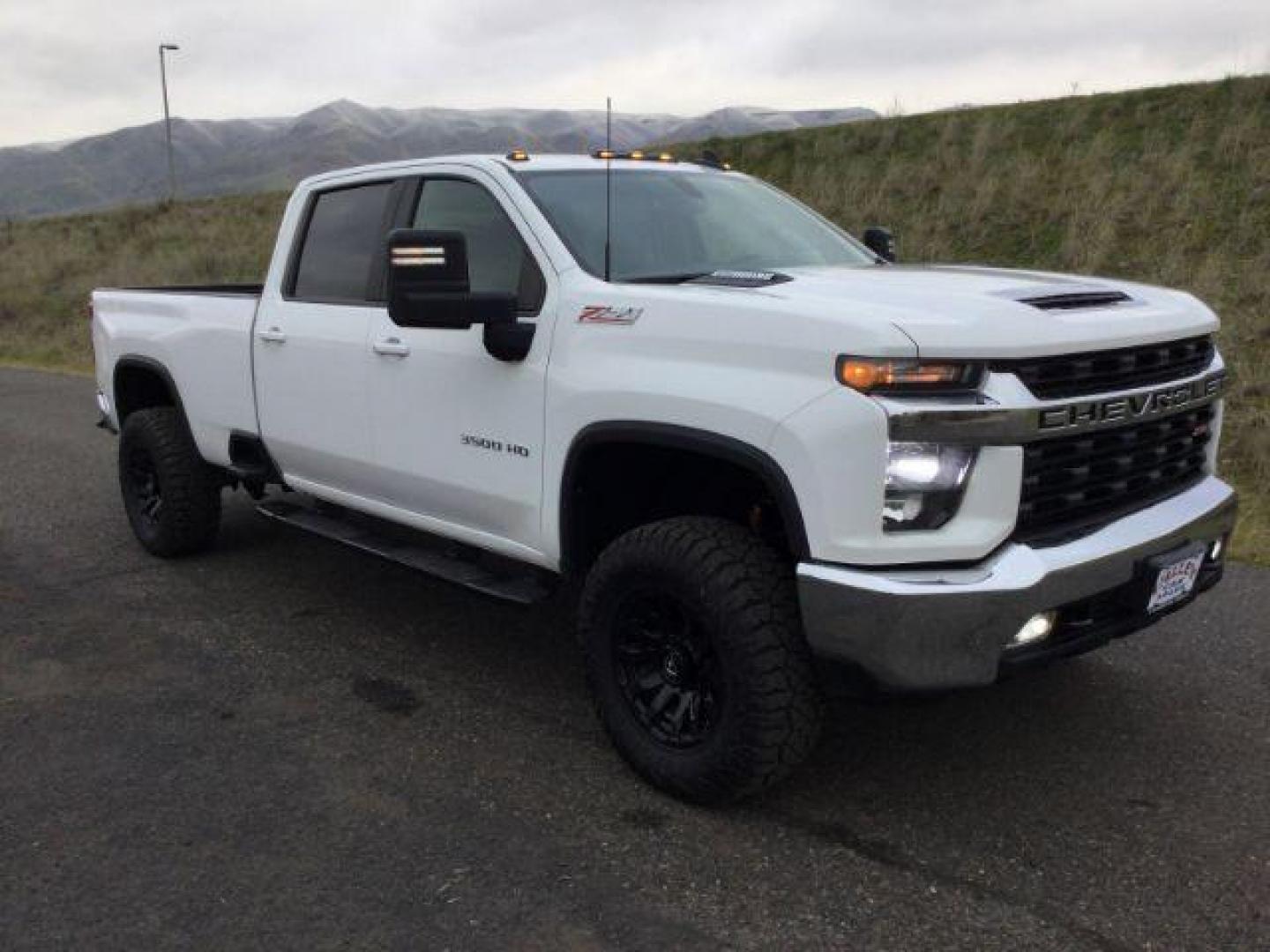 2020 Summit White /Gideon/Very Dark Atmosphere, cloth Chevrolet Silverado 3500HD LT Crew Cab Long Box 4WD (1GC4YTEY1LF) with an 6.6L V8 OHV 32V TURBO DIESEL engine, 10-speed automatic transmission, located at 1801 Main Street, Lewiston, 83501, (208) 743-9371, 46.417065, -117.004799 - Photo#25