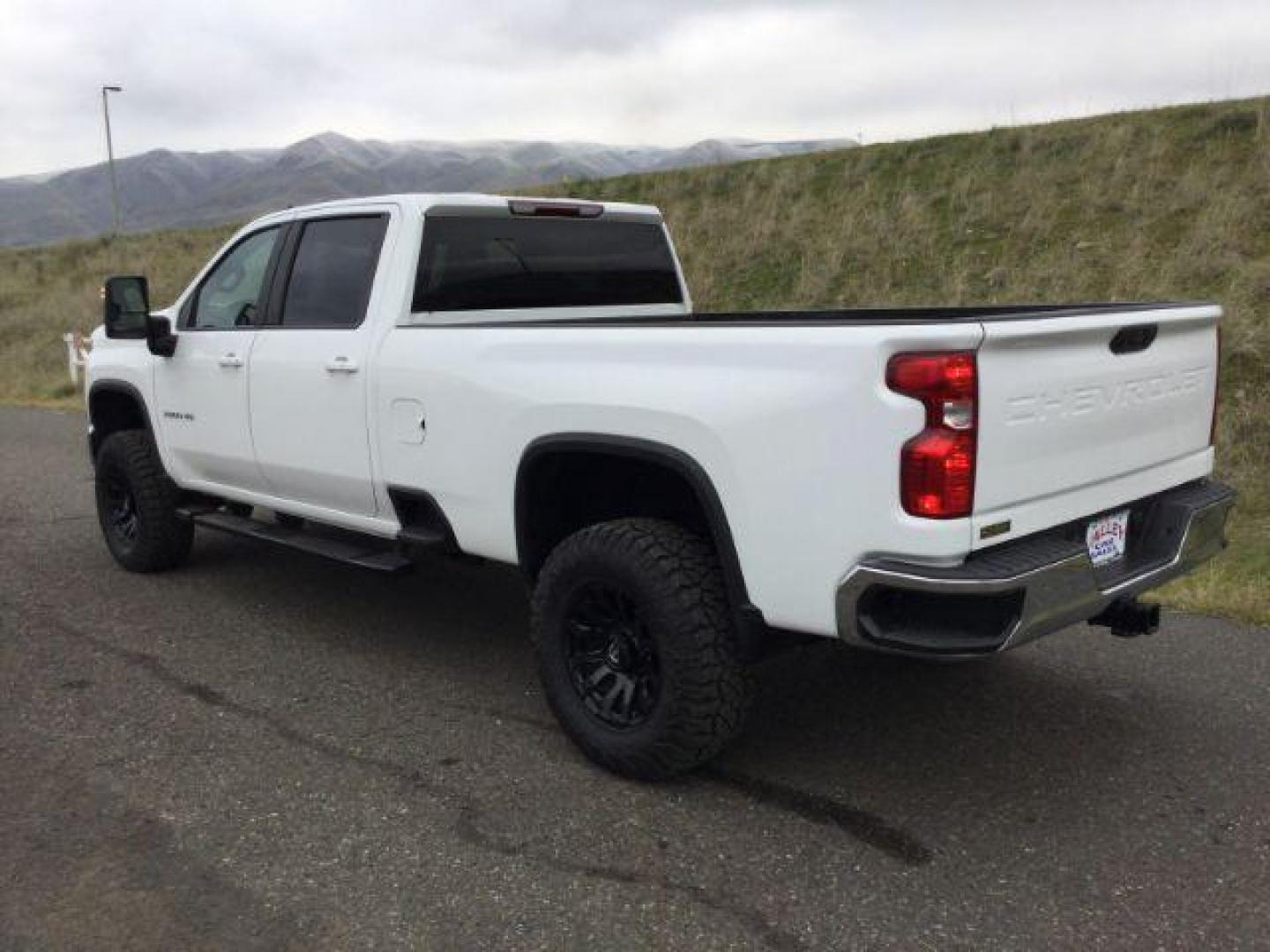 2020 Summit White /Gideon/Very Dark Atmosphere, cloth Chevrolet Silverado 3500HD LT Crew Cab Long Box 4WD (1GC4YTEY1LF) with an 6.6L V8 OHV 32V TURBO DIESEL engine, 10-speed automatic transmission, located at 1801 Main Street, Lewiston, 83501, (208) 743-9371, 46.417065, -117.004799 - Photo#2