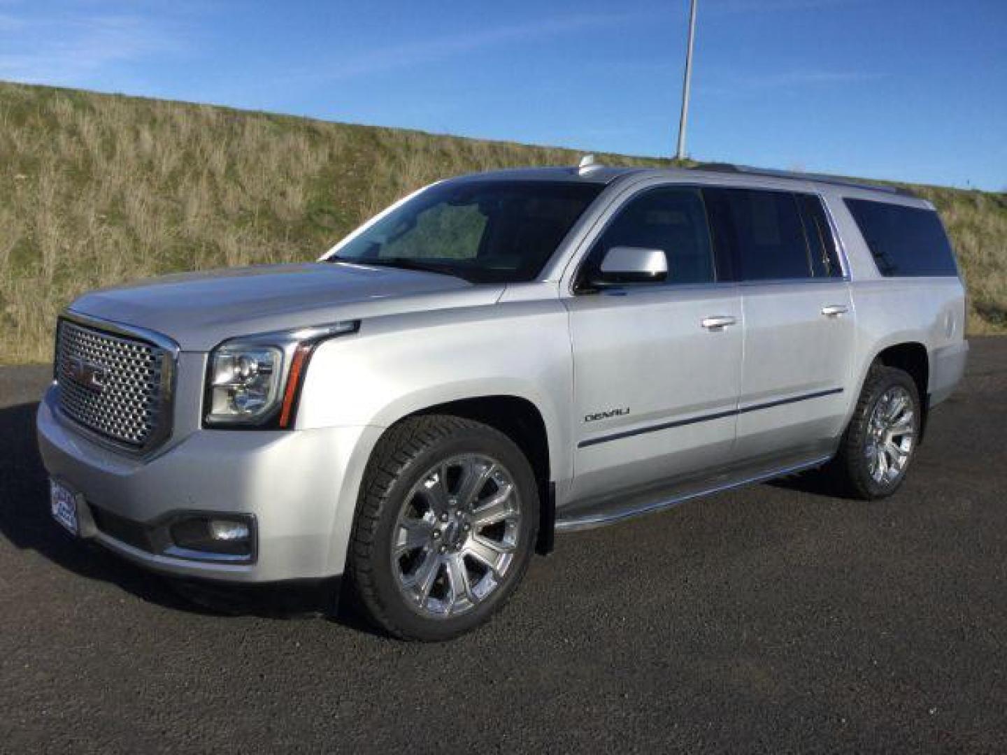 2016 Quicksilver Metallic /Jet Black, premium leather GMC Yukon XL Denali 4WD (1GKS2HKJ6GR) with an 6.2L V8 OHV 16V engine, 8-speed automatic transmission, located at 1801 Main Street, Lewiston, 83501, (208) 743-9371, 46.417065, -117.004799 - Photo#0